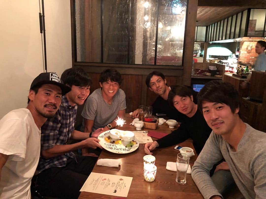 のインスタグラム：「裕紀くんの誕生祭（おまけの退院祝い） 太陽を浴びてないので肌がかなり白くなりましたがリハビリは順調です！ #お見舞い来てくれてありがとうございました #酒井くんだけ来てくれなかった(笑) #29歳とういうことで肉 #おめでとうございます🎉」
