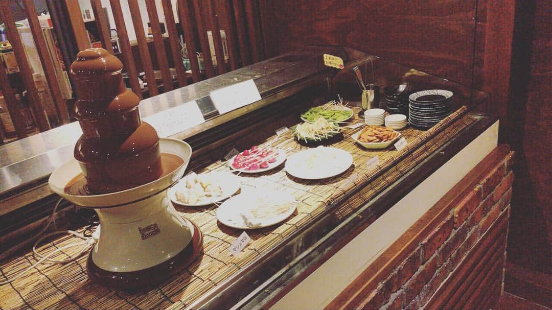 かるび家武庫之荘店のインスタグラム：「本日よりチョコレートファウンテン追加🍫 #かるび家#武庫之荘#南側#駅チカ#焼肉#チョコレートファウンテン#秋#ハロウィン#食べ放題#飲み放題#阪急#オアシス#ゆずの小町#いっとく#いちご#クッキー#ブラウニー#キウイ#バナナ#りんご#抹茶ブラウニー#マシュマロ」
