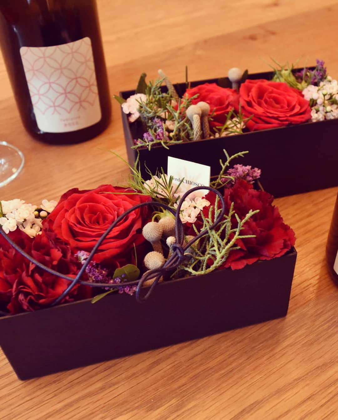 枚方T-SITEさんのインスタグラム写真 - (枚方T-SITEInstagram)「* * ヴェルデキオスコのお花と🌹 フジマル食堂のワイン🍷を一緒に プレゼントしませんか。 * 記念日やお祝い、ホームパーティーの手土産にもおすすめです お好きなワインと、お好きな色の花を選んだら、そのままお持ち帰りも発送も出来ます。  こちらのコラボレーション企画は １１月９日よりスタート！ ご予約も承ります。 * 詳しくは、各店頭にお問合せください。 * ☎︎verdeCHIOSCO : 072-807-4487 ☎︎フジマル食堂 : 072-808-6622. . . #hirakatatsite #枚方tsite #枚方ティーサイト #枚方#花のある暮らし #ワイン#フジマル食堂」10月19日 0時31分 - hirakata_tsite