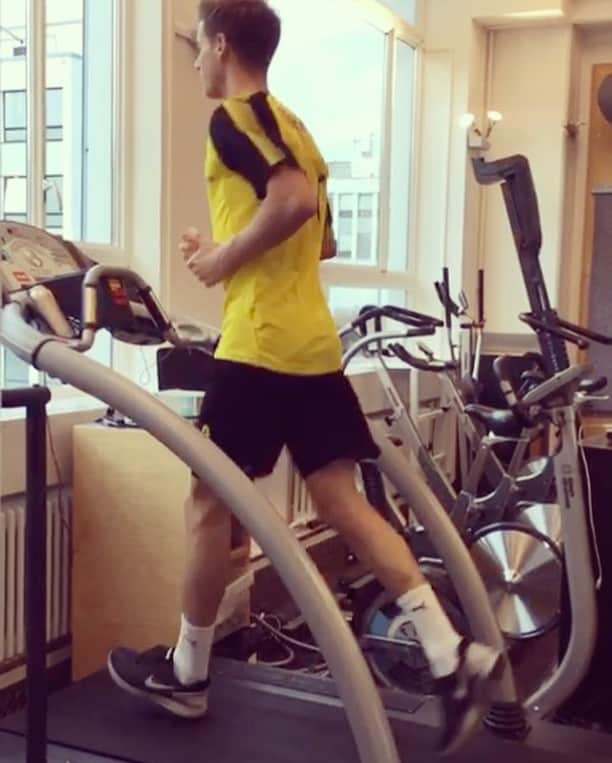 エリック・ドゥルムのインスタグラム：「First run after a long time 🙂 feels good 💪🏼🏃 #bvb09 #nike #37 #osphysio #rehab #nopainnogain」