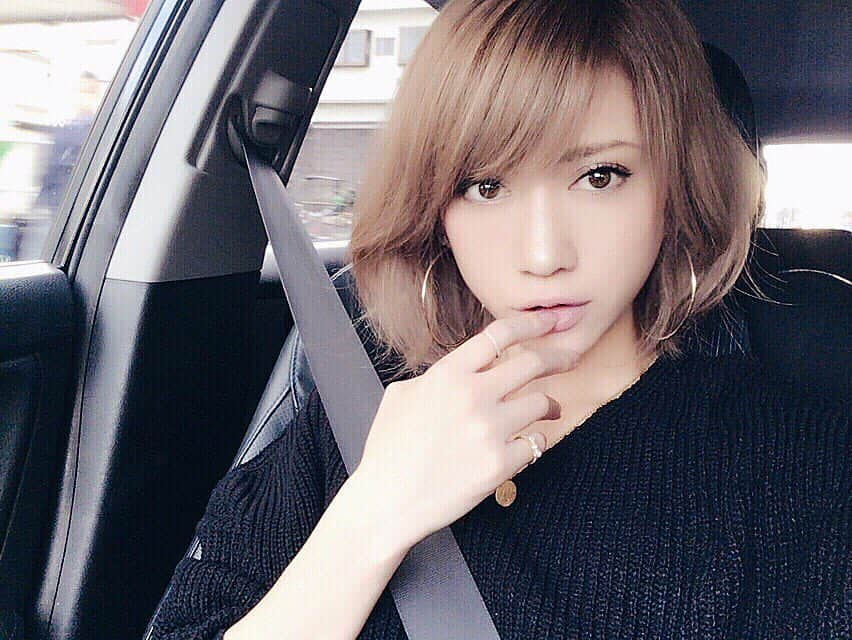 加賀美早紀さんのインスタグラム写真 - (加賀美早紀Instagram)「今日は cenerentolaのニット 一枚で 出かけられました❤︎ 夜はコート着ますけど💋笑 にしても アトピー再発して アクセサリー外してたの😿 でも今日から ピアスもネックレスも 復活🤗❤︎ そして 久しぶりのメイクアップ📷✨ * * #cenerentola @cenerentola_official #fashion #black #私服 #加賀美早紀 @kagami_saki」11月2日 16時41分 - kagami_saki