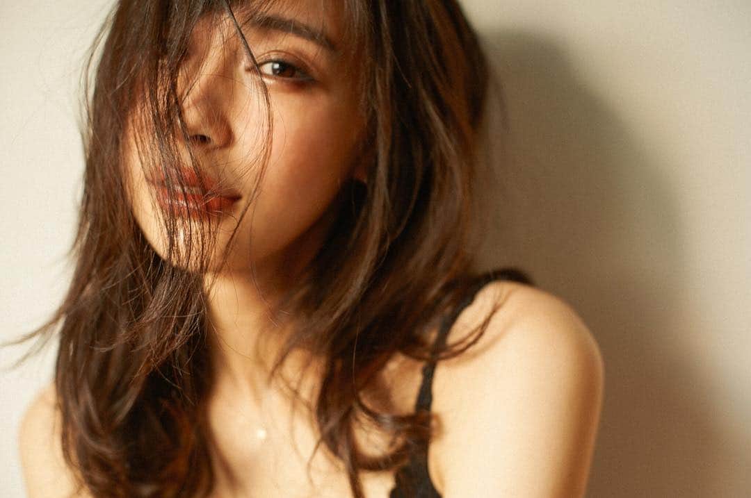 花盛友里のインスタグラム：「10/31発売のせとはる初のスタイルエッセイ本、表紙や中面たくさん撮影させていただきました。 数日間せとはると一緒にいて思ったのは、”なんてタフでパワフルなんだ、この人は”　ってこと。 疲れてるけどそれを言わない、そんな人はたくさんいるかもしれないけど、彼女の場合、疲れてるということすら感じさせないパワーを持ってるの。 なんなんだろう、どうやったらそうなれるんだろう。。 ”ねぇ、今日寝てないんだよね！？なんでそんな元気で全力でいれるの？って何度聞いたことでしょう。 そう、かっこいいのだ、とても。　 そんなせとはるの全てが詰まったこの一冊。 ぜひみんなに読んでほしいな。 27歳のときにわたしも感じていたあれこれを、同じようにせとはるも感じていたのか、って、あの時読めたらよかったなぁ、ってそんなことを思ったよ。 最後に、こんなに大切な一冊の撮影を任せてくれてほんとにほんとーにありがとう♡ . #27harukaseto #girl #portrait」