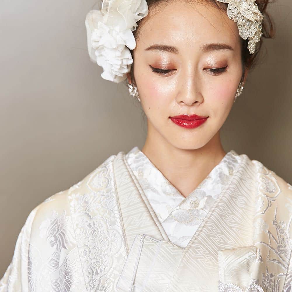 ngh_weddingboutiqueのインスタグラム：「人気の白無垢スタイル さや型の掛下×白の刺繍の半衿  dressstyling @youa.dressstylist  hair&make-up @ru0711 ＜和装フェア＞ 11/3〜5 @ngh_weddingboutique にて ・ ご自分で神社挙式を手配されている花嫁様の衣装だけレンタル(貸し出し)も行なっております。 ・ 和装の衣装のみレンタルは1着から レンタル可能です。 (紋付だけのレンタルも行なっております)」