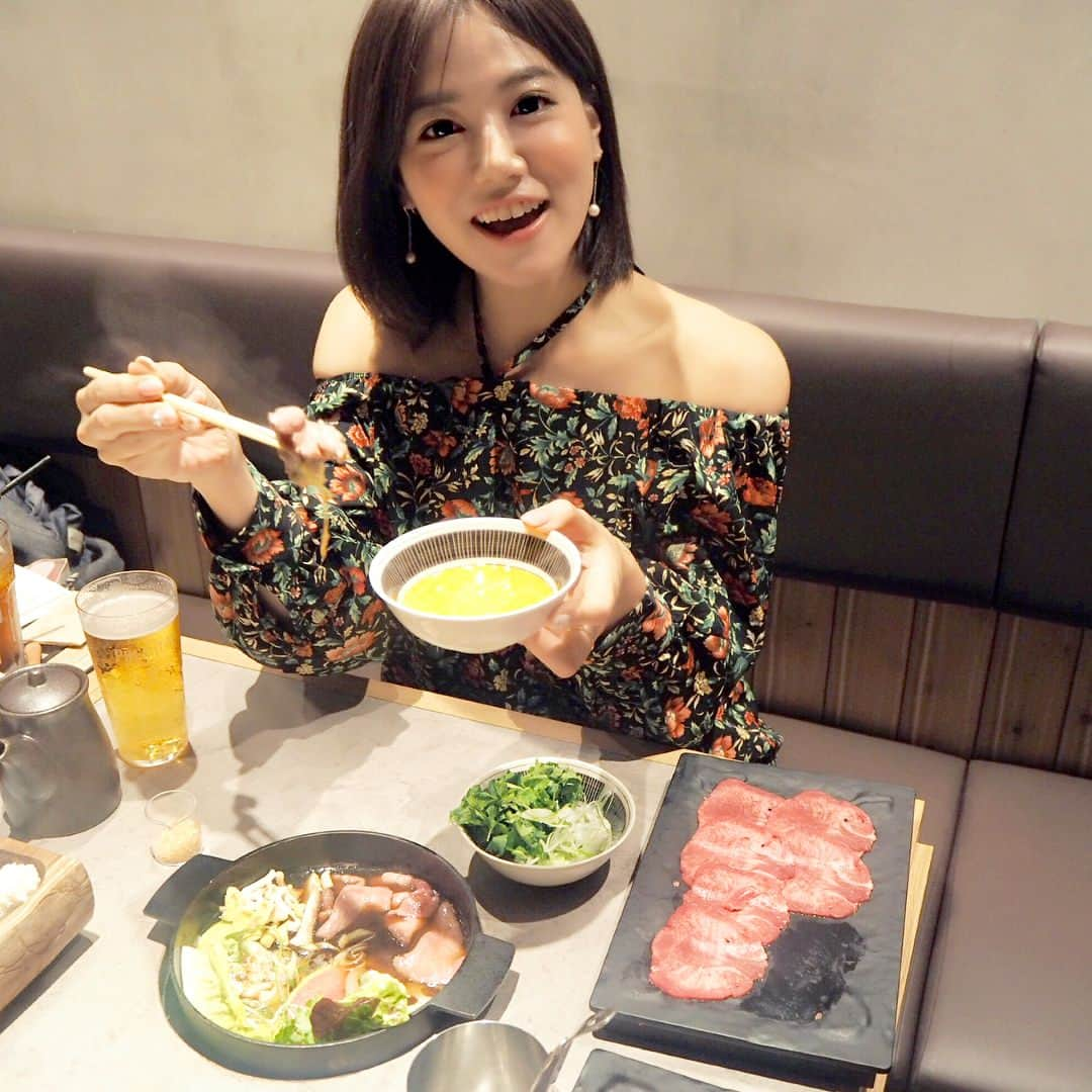 石井里奈さんのインスタグラム写真 - (石井里奈Instagram)「お疲れ様😋✨ 今日は終えたら三連休だね😌💕 今週もお疲れ様でした🙌✨ . . 今日のりなログはしゃぶしゃぶです🙌🥓 . 中目黒に新しくできたお店なんだけど なんとここ、鍋が1人1つあって 好きなスープを選べるの🍲✨ . しかもねお肉食べ放題😍♥️ 牛タンのしゃぶしゃぶ😋😋 タレもね、めちゃ種類あるから 飽きずにずっと食べれちゃうのです😋💕 . . ここならお一人様鍋お仕事終わりにこれちゃうかも🍲💓 . 一週間終わった後のビールって 最高に美味しいよね🍻✨ . . みんなも素敵な週末を...💕 . . #しゃぶしゃぶれたす #香るエール #サントリー #女子会 #肉 #中目黒 #鍋 #しゃぶしゃぶ #肉食女子 #ビール女子 #ビール #和食 #japanesefood #food #instafood #beef #ヘルシー #healthyfood #野菜 #サラダ #salad #beauty #美容 #読者モデル #モデル #model #dinner #beer #鍋パ #彼女とデートなうに使っていいよ」11月2日 17時58分 - ri7tin1025