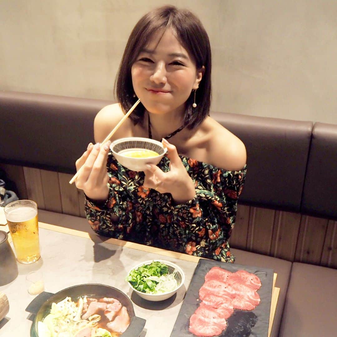 石井里奈さんのインスタグラム写真 - (石井里奈Instagram)「お疲れ様😋✨ 今日は終えたら三連休だね😌💕 今週もお疲れ様でした🙌✨ . . 今日のりなログはしゃぶしゃぶです🙌🥓 . 中目黒に新しくできたお店なんだけど なんとここ、鍋が1人1つあって 好きなスープを選べるの🍲✨ . しかもねお肉食べ放題😍♥️ 牛タンのしゃぶしゃぶ😋😋 タレもね、めちゃ種類あるから 飽きずにずっと食べれちゃうのです😋💕 . . ここならお一人様鍋お仕事終わりにこれちゃうかも🍲💓 . 一週間終わった後のビールって 最高に美味しいよね🍻✨ . . みんなも素敵な週末を...💕 . . #しゃぶしゃぶれたす #香るエール #サントリー #女子会 #肉 #中目黒 #鍋 #しゃぶしゃぶ #肉食女子 #ビール女子 #ビール #和食 #japanesefood #food #instafood #beef #ヘルシー #healthyfood #野菜 #サラダ #salad #beauty #美容 #読者モデル #モデル #model #dinner #beer #鍋パ #彼女とデートなうに使っていいよ」11月2日 17時58分 - ri7tin1025