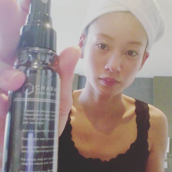 のインスタグラム：「現在のスキンケア。 ※雑すぎる衝撃にご注意ください  #チャームツリーでひきあげからの #ニベアソフト #高速リンパ流し  本人は真剣です。 m(__)m  #左のひきあげ完了後からのスタート」