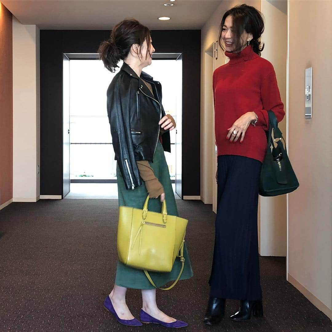 kawakami momokoさんのインスタグラム写真 - (kawakami momokoInstagram)「昨日は @chikako.hongo  ちゃんがお泊り💗  #ライダース  #cinoh #チノ #指ぬきニット  #lappartement #アパルトモン #スエードスカート #bluebirdboulevard #ブルーバードブルーバード パンプス#ninaricci #ニナリッチ バッグ#jandmdavidson #デヴィッドソン  #いつもちかちゃんが綺麗すぎる#昨日買ったニットを早速#かなりかわいい#太ってウエストがきつい服が増えました#選択肢少なめ」11月2日 19時16分 - momoko.kawakami.29