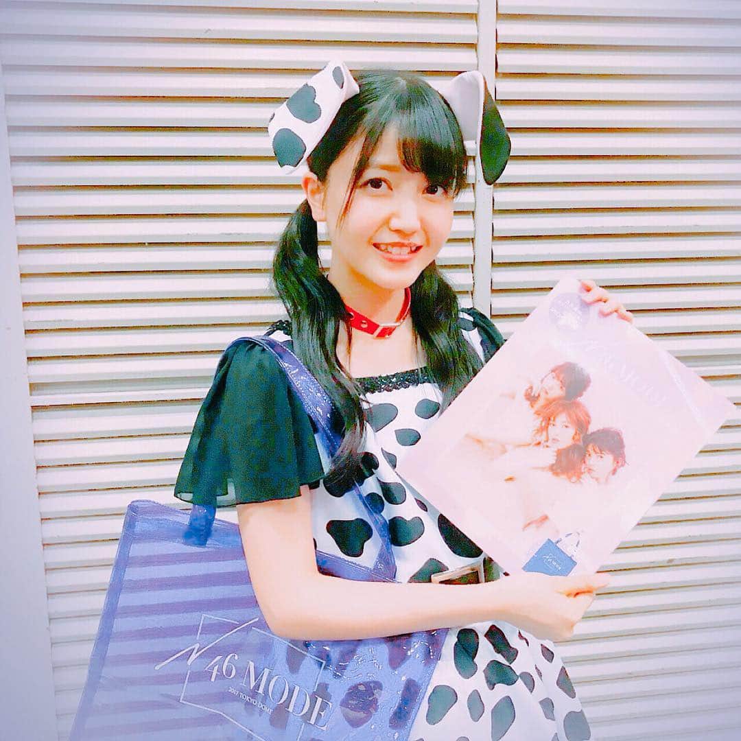 乃木坂46のインスタグラム：「先日の個別握手会での久保ちゃん🐶今回は巻頭で、ショートエッセイを書いてくれています！詳しくはP.20〜をチェックして💜  #N46MODE #乃木坂46 #久保史緒里  #乃木坂3期生」