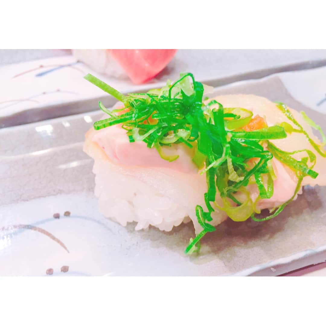 高辻千夏さんのインスタグラム写真 - (高辻千夏Instagram)「美味しいお寿司を食べに行きました～。🍣🍵✨ * なかなか予約が取れないお店なんですが…めちゃくちゃ美味しいです。！ #ととすし #十三 #塚本 #大阪 #お寿司 #sushi #寿司 #japanesefood #飯テロ #foodstagram #yum #foodie #美味しい #ごはん #たべものぐらむ #음스타그램 #먹스타그램 #먹방 #초밥」11月2日 22時58分 - chinatsujk