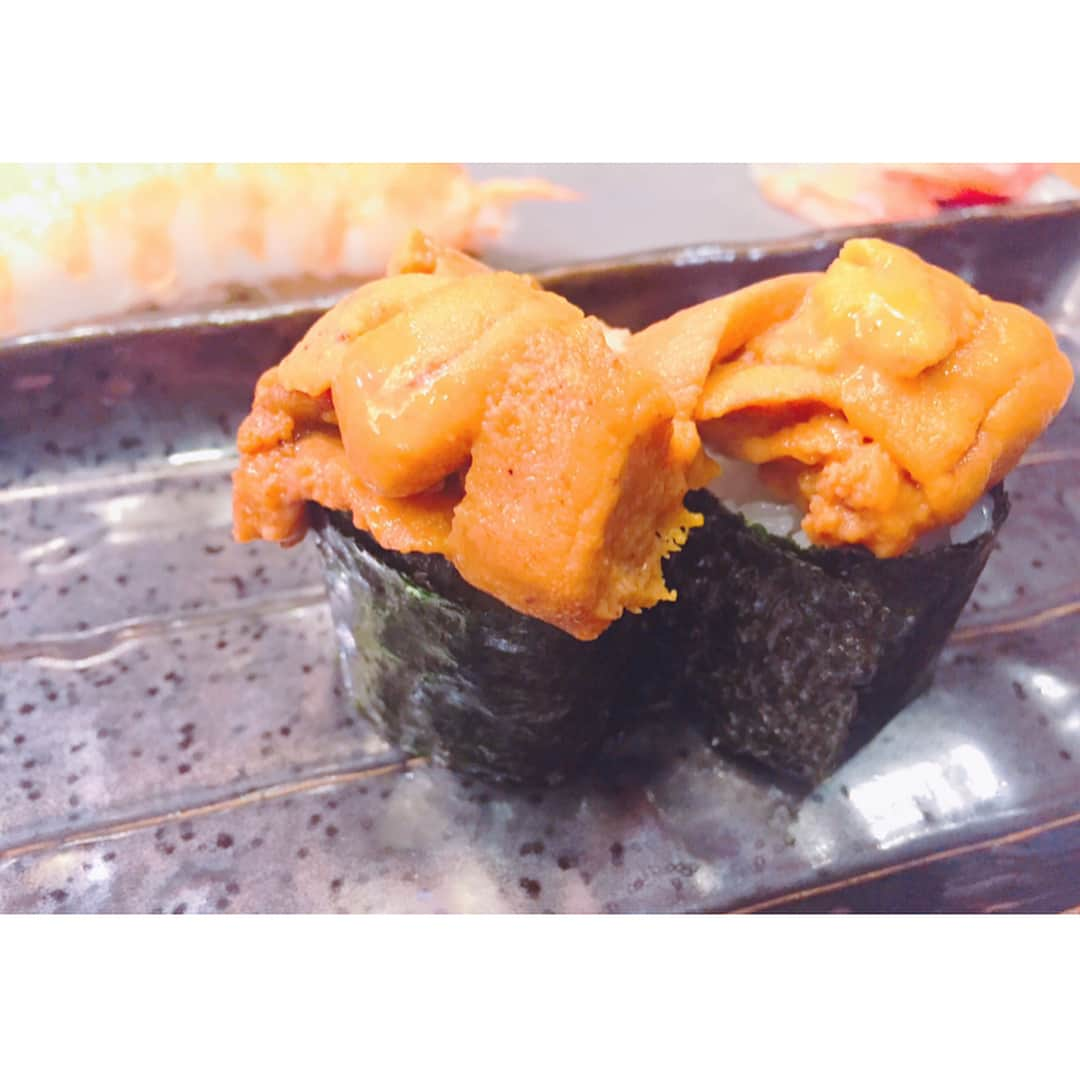 高辻千夏さんのインスタグラム写真 - (高辻千夏Instagram)「美味しいお寿司を食べに行きました～。🍣🍵✨ * なかなか予約が取れないお店なんですが…めちゃくちゃ美味しいです。！ #ととすし #十三 #塚本 #大阪 #お寿司 #sushi #寿司 #japanesefood #飯テロ #foodstagram #yum #foodie #美味しい #ごはん #たべものぐらむ #음스타그램 #먹스타그램 #먹방 #초밥」11月2日 22時58分 - chinatsujk