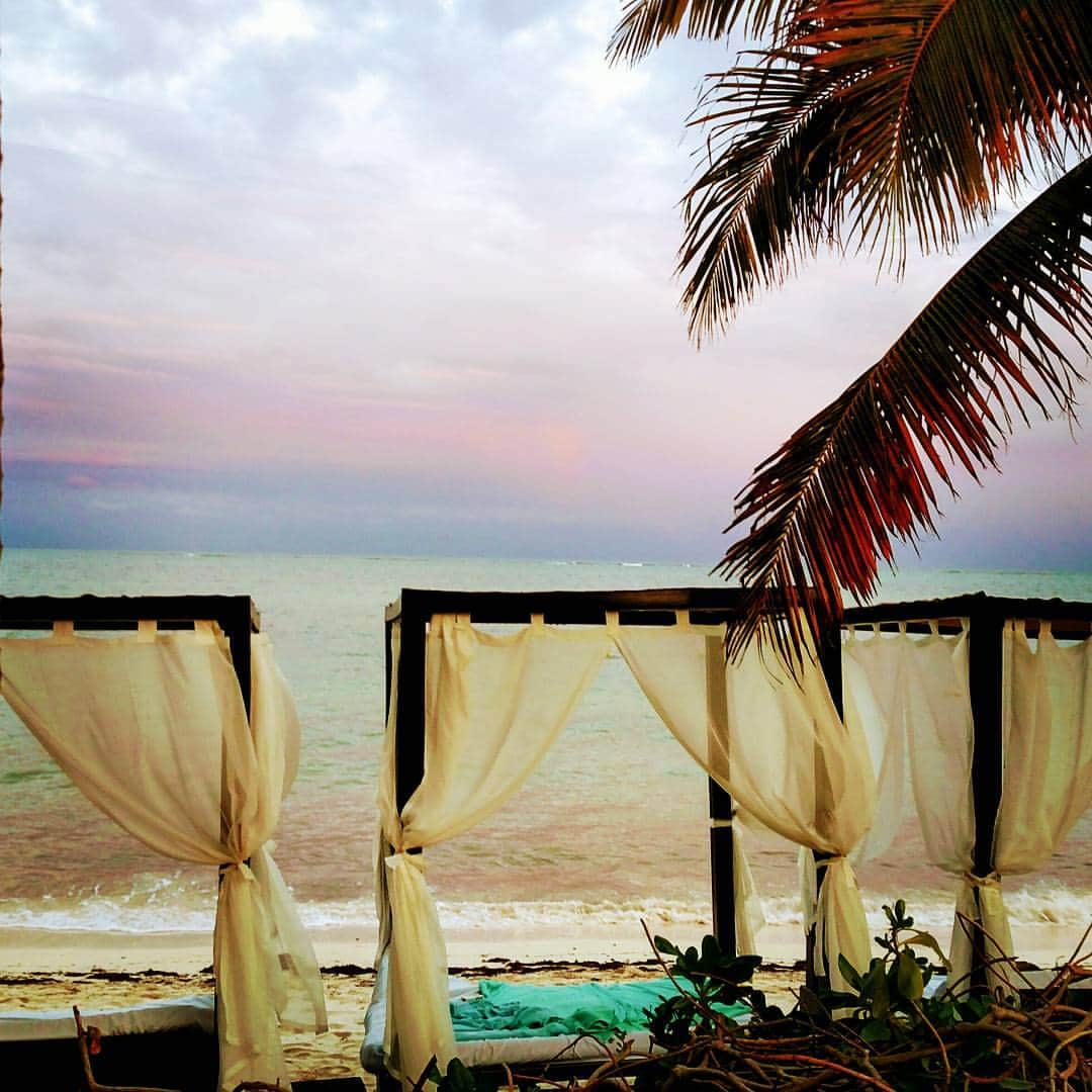 リチャード・ルッコロのインスタグラム：「Nap spot under purple sky. #cancun #journey #dream #do #dontlookback」