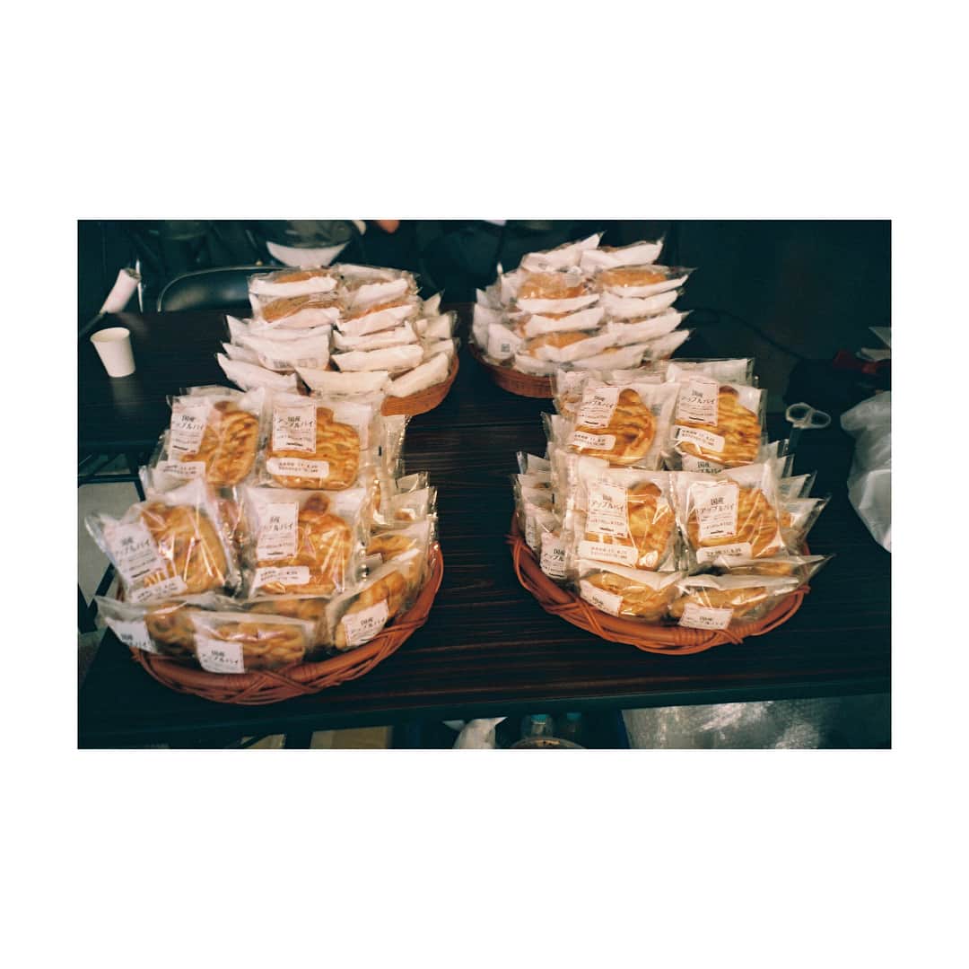 芳根京子さんのインスタグラム写真 - (芳根京子Instagram)「チョコづくし！ タルタル仕立ての白ごまチキンフィレ！ 国産アップルパイ！  #film #NewDays #都内のスタジオです」11月2日 23時20分 - yoshinekyoko