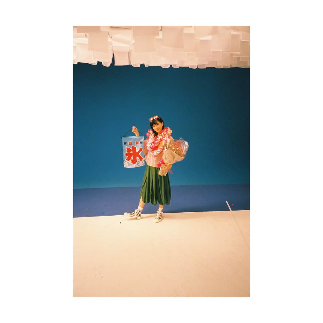 芳根京子さんのインスタグラム写真 - (芳根京子Instagram)「いつもこうやってカメラの前を華やかにしてくださってて、毎回楽しみなんですっ  #film #NewDays #2017年なとぅ #ありがとうございます☺︎」11月2日 23時22分 - yoshinekyoko
