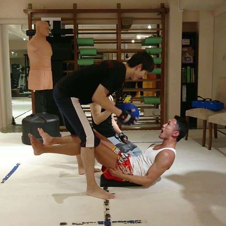 梅野源治のインスタグラム：「【GACKTGYM】  @gackt さんたち #撮れ高あるから本気出していいよ #こっちは最初から出してたよ w #格闘家で一番大切なのは心だから #これじゃあ響かない #諦めない心を学びました w  #9kgのメディシンボール #GACKT さん #チームGACKTのみなさん #本当に優しい #素敵な方たち #いい男たちです #格闘家 #梅野源治」