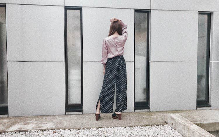 のインスタグラム：「この前の私服♡ サテン生地のブラウスかわいい😽💋 cheriemonaの丈感とかもツボ🤤 . #ootd #code #widepants  #dot #satin #me #instashot  #instalike #instadaily #💋」