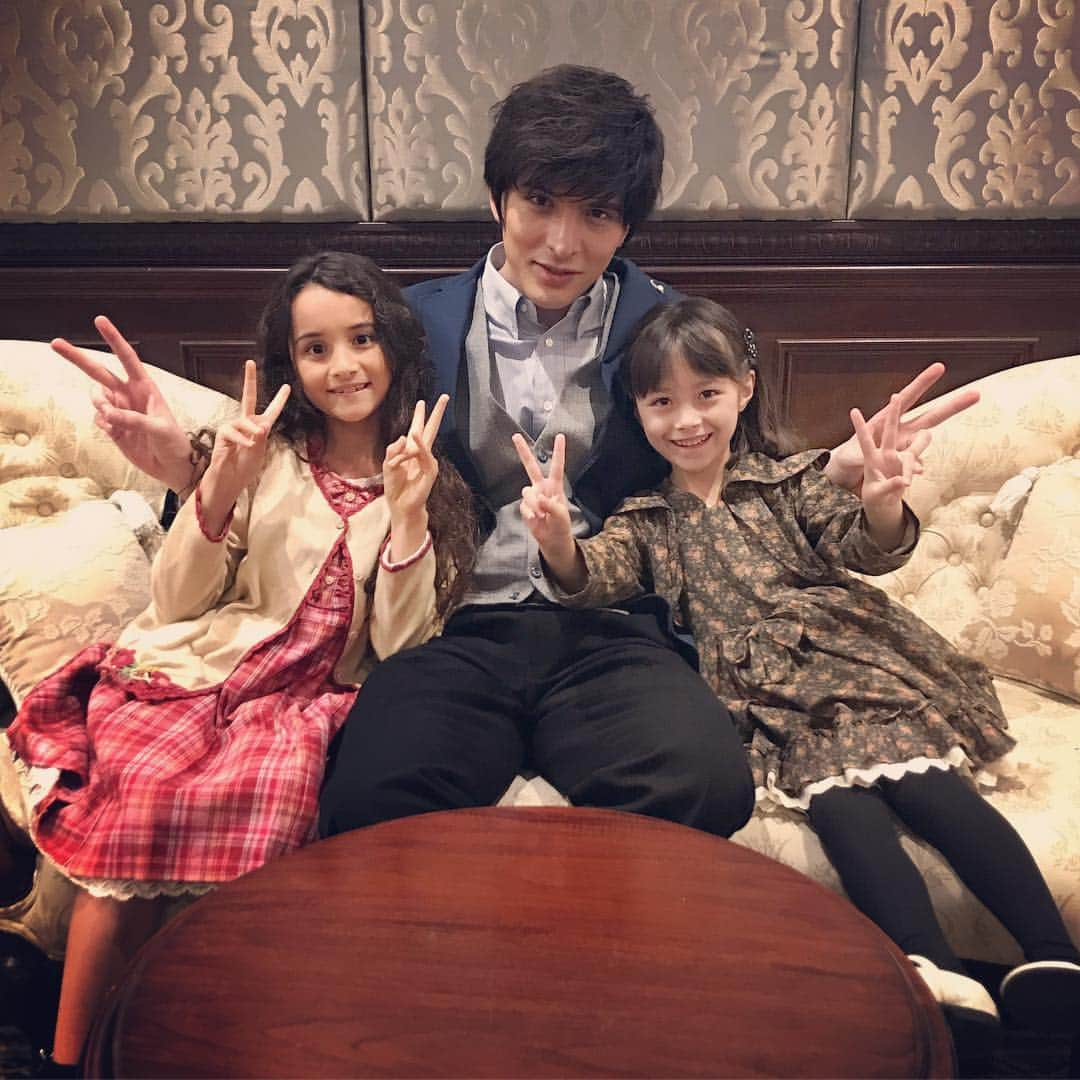 城田優さんのインスタグラム写真 - (城田優Instagram)「My little angels  #トットちゃん #子供にピアノを教えるシーン #子供が可愛すぎる件 #ジャスミン #オリビア #癒しの塊 #おじさんデレデレ  #丸テーブルの存在感」10月19日 15時51分 - yu_shirota