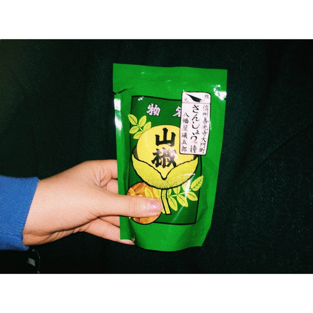 松尾レミさんのインスタグラム写真 - (松尾レミInstagram)「この間、長野ライブで頂いたこれ、美味しすぎる〜！スパイス好きにはたまらないわ😫箱買いレベルに美味しすぎるわ😫😫山椒でしびれたい方におすすめ😭❤️👏やっぱ八幡屋礒五郎は長野人の心よ〜」10月19日 8時45分 - remimatsuo