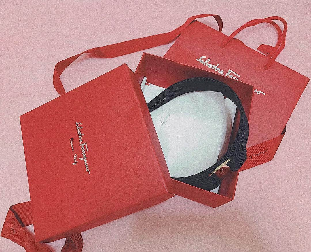 中野英菜さんのインスタグラム写真 - (中野英菜Instagram)「My love item 🌹 Thank for M&A. xoxo... ・ #mybirthday #present #happy #love #salvatoreferragamo」10月19日 9時09分 - ena_biyou