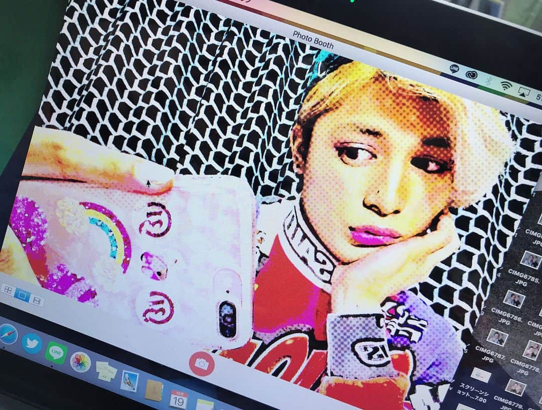 斉藤平七（へえ）のインスタグラム：「昨日久しぶりにMacBookで遊んでたああ💚💚 . . . 高校の時からお世話になっているこのMacBook🌈 . . . 買ってもらった当初は、パソコンなんていじった事なくて、いじれる機能はこのPhoto Boothだけ笑 . . . 嬉しくて毎日お母さんと写真撮ったりおばあちゃんと写真撮ったり、いとこと写真撮ったり🤳🤳 . . . 変な顔になるフィルターでめええええええっちゃ大笑いしてたなぁ💭 . . . もうこのMacBookさんにお世話になって7年目もう8年が経とうとしてます... いいいいいいいっぱいお世話になったMacBookさん最近は調子が悪くて、Appleに行ったらバッテリーがもうダメになっているらしく、型ももう古くて新しく交換もできないらしい...😂 . . . まだ動くうちにいっぱい可愛がります😂😂😂🌈 . . . 今日は事務所で動画の編集してます🙋💚 . . . 頑張りぞいっ💋 . . . #お世話になりました💓 #高校の入学祝い #7年前 #へえ #斉藤平七 #YouTube #MacBook #Apple」