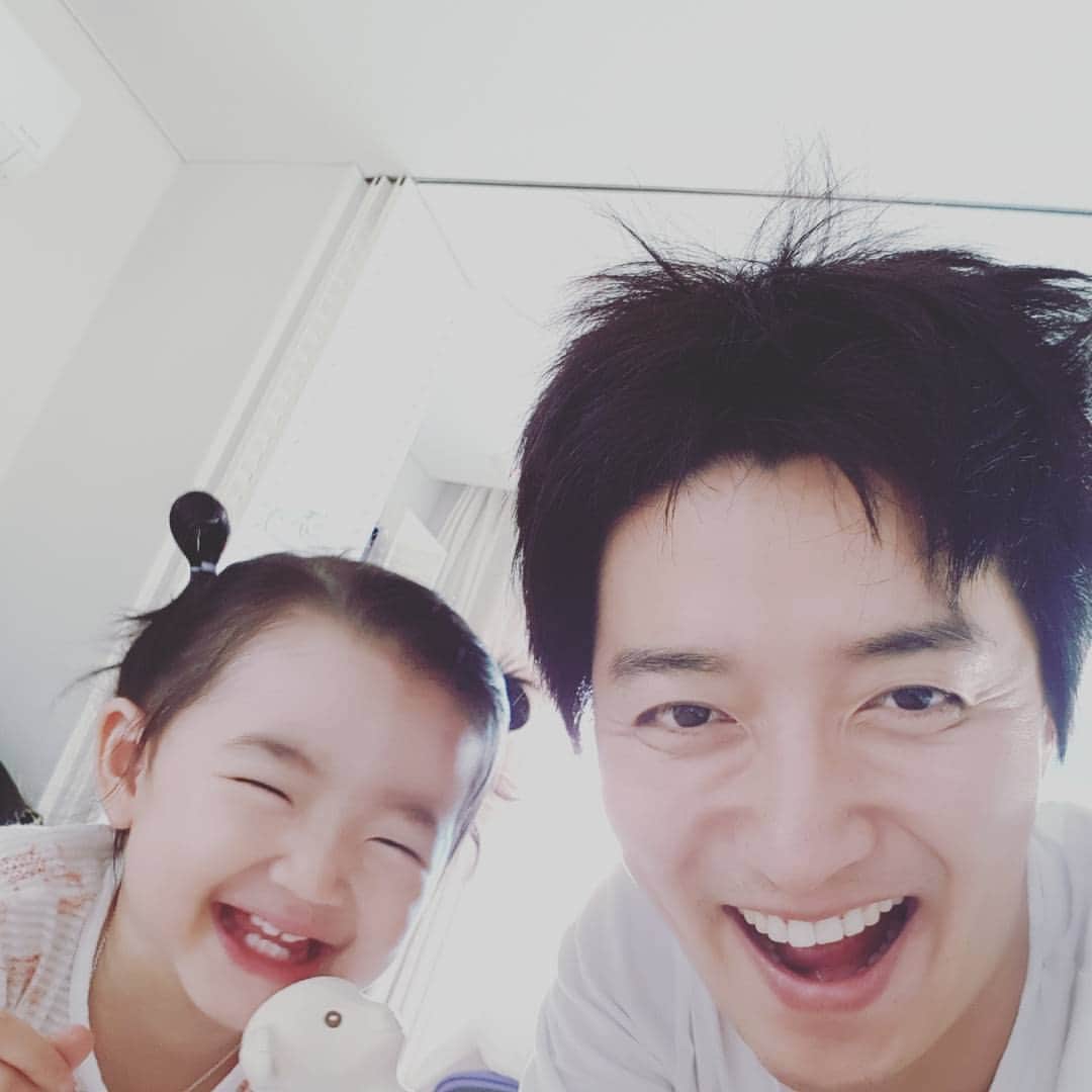 イン・ギョジンのインスタグラム：「"아빠 양말벗어..엄마두 양말벗어..."하은아 아빠 엄마이제 어디안가...미안해 ㅠ 다둥이 부모님들 존경스럽습니다」