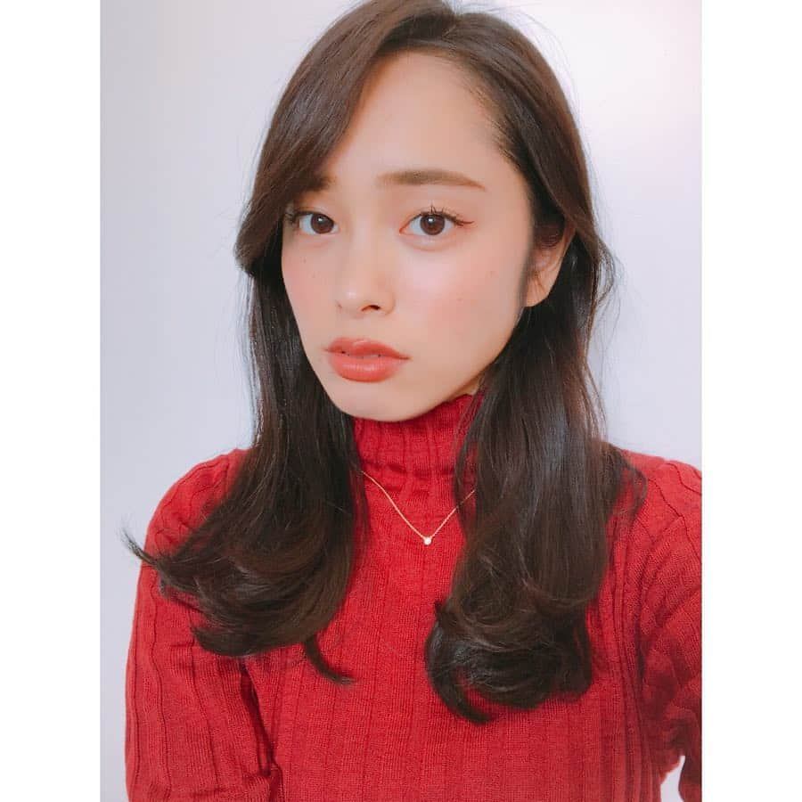 内田侑希のインスタグラム：「[秋リップ💄]すごく気に入ってて最近よく使ってます😊写真だと伝わらないけど秋っぽい色です🍂 * 今日は秋とは思えないくらい寒いですが、たくさん洋服着てあったかくしてください❄︎ * #misssophiacontest#上智#ミスコン#ミスソフィア#2017#miss#misssophia#上智大学#内田侑希#上智ミスコンno4#秋リップ #💄#🍁」