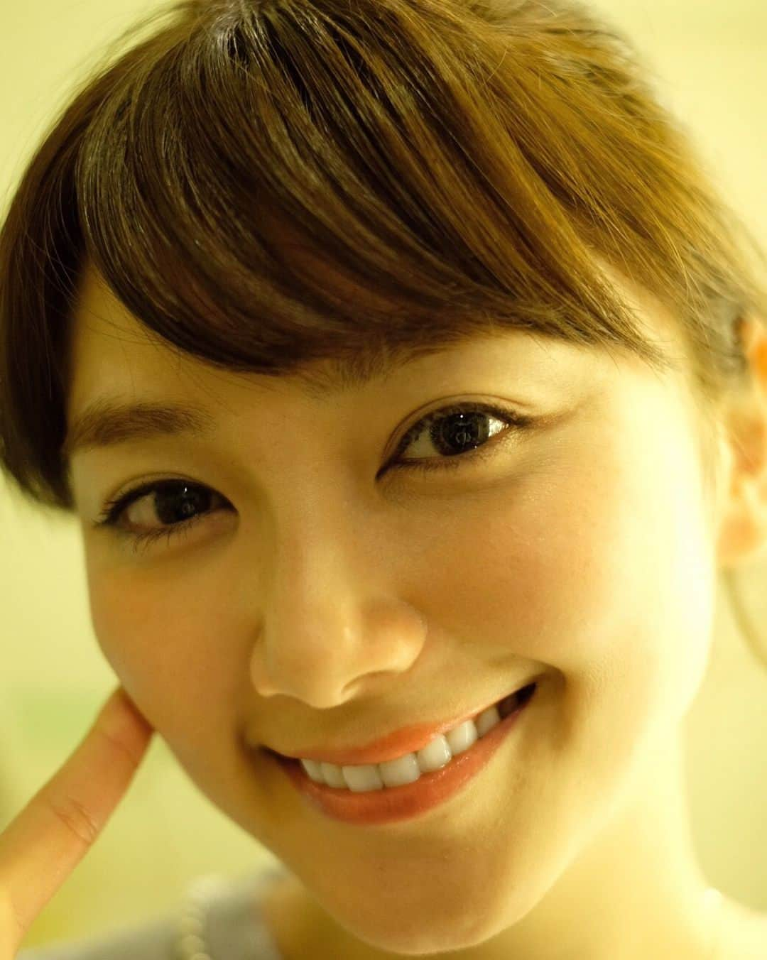 今井成美のインスタグラム：「【ご報告】 この度、私事ですがかねてからお付き合いをしていた一般男性の方との結婚を機に、吉本新喜劇を退団することになりました。 応援して下さる皆様にご報告が遅くなり、ご心配をおかけして申し訳ございません。 短い間でしたが、吉本新喜劇の一員として、幼い頃からの夢だった喜劇女優として舞台に立ち、＂お客様を笑顔にする＂という素敵な職場でお仕事が出来て、とても幸せな日々でした。 新喜劇座員としての約2年半、たくさんの愛情を感じながら、人生の中で一番濃くて、もの凄く楽しい時間でした。 素晴らしい先輩方に囲まれて、たくさんのことを学ばせて頂けたこと、人生の財産だと思います。  今まで、こんな私を支えて下さった諸先輩方、同期、新喜劇スタッフの皆様、今まで応援して下さった方々、本当にありがとうございました。  これからは、夫婦二人で吉本新喜劇のようなドタバタ劇の中に愛のある。。笑 温かくて楽しい家庭を築いていけたらいいなと思っています。  吉本新喜劇が大好き。 今までありがとうございました。  今井成美」