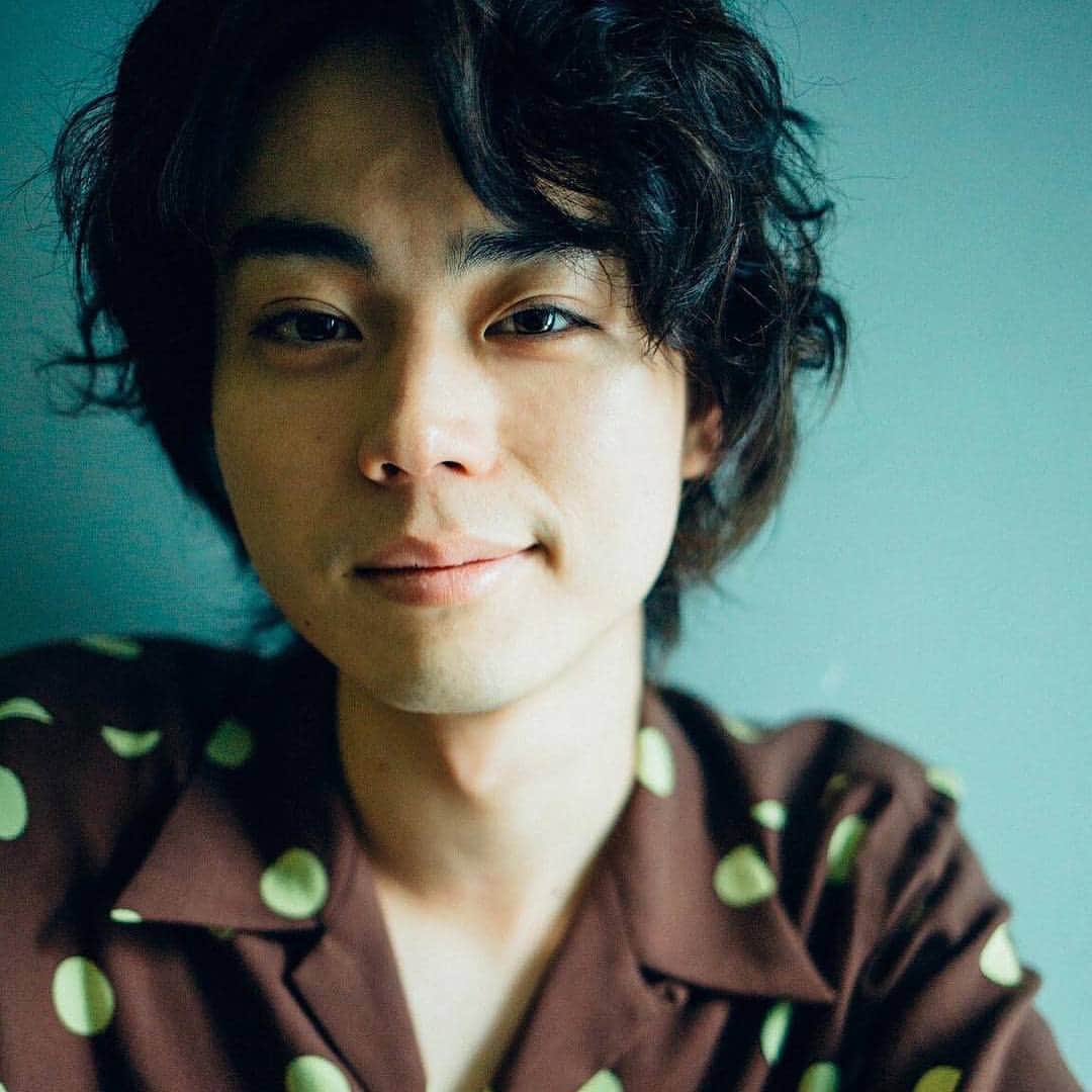 菅田将暉のインスタグラム：「Good night🌜🌙🌛 👋👋👋👋👋👋👋👋👋 잘자 내 사랑🌜🌒🌛 👋👋👋👋👋👋👋👋👋 良い夜と甘い夢、私の愛🌜🌕🌛 👋👋👋👋👋👋👋👋👋」