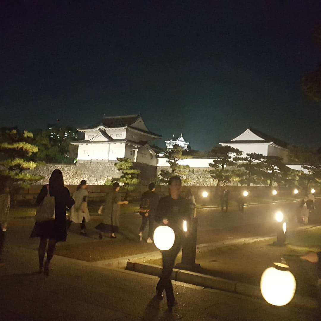 今堀恵理さんのインスタグラム写真 - (今堀恵理Instagram)「本日オープンのTHE LANDMARK SQUARE OSAKAのレセプションに行って来ました 仲良しのお友達に沢山会えました  オープン前に、内覧会を兼ねて屋上ルーフトップテラスで大阪城を眺めながらの、 DJを招いたナイトパーティー コンセプトである「クールジャパン」の要素を取り入れたコンテンツと共に、 大阪城での新しい楽しみ方を体験しました  THE LANDMARK OSAKA 住所 大阪市中央区大阪城1-1 MIRAIZA OSAKA-JO  #thelandmarkoska  #osakacastle #大阪ランドマーク　#ナイトパーティー　#大阪城　#ライトアップ　#屋上ルーフトップ　#rooftop #osaka #モデルチーム　#インフルエンサー　#dresscodegold #joterrace #神戸チーム　#神戸コレクション」10月19日 17時44分 - eriimahori