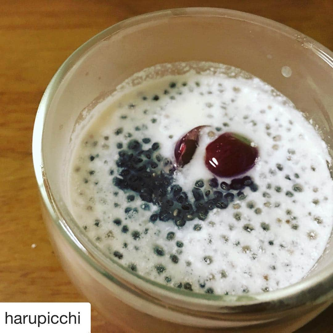 キャナ株式会社さんのインスタグラム写真 - (キャナ株式会社Instagram)「#Repost @harupicchi (@get_repost) . @harupicchi さんが、チアシードを使ったドリンクを3種類も作ってくださいました💕どんなドリンクにも合わせやすいチアシードはやっぱり最強💪🏻ありがとうございます✨ ・・・ チアシードドリンク3連弾！（笑） . タピオカココナッツミルクwithチアシード グリーンスムージーwithチアシード 梅ジュースwithチアシード . . #レシピ 1 チアシードを12時間以上浸水する 2 各ドリンクに混ぜる 簡単！特に梅ドリンクは浸水したお水そのままで梅シロップを割るだけ（笑） . . @canasuperfood さんのモニターでチアシードをいただき、早速ドリンクにしてみました。 チアシードって気になっていたけど高かったり料理法が分からず敷居が高かったのですが、1回100円パックならお試ししやすい！ 薬局や100円ショップなどで試せます！ . . チアシードといえば食物繊維！と思っていたら必須アミノ酸や不飽和脂肪酸、ビタミンミネラル、特に鉄や亜鉛が豊富とのことで産後疲れた身体にかなり良さそう！ 身体に合えば続けたいと思いました😎 . . #クッキングラム #おうちごはん #レシピブログ #おうちカフェ #料理好きな人と繋がりたい #グリーンスムージー #タピオカ #ココナッツミルク #greensmoothie #チアシード #ダイエット #ワーママ #産後 #まるごとスーパーフード」10月19日 17時43分 - canasuperfood