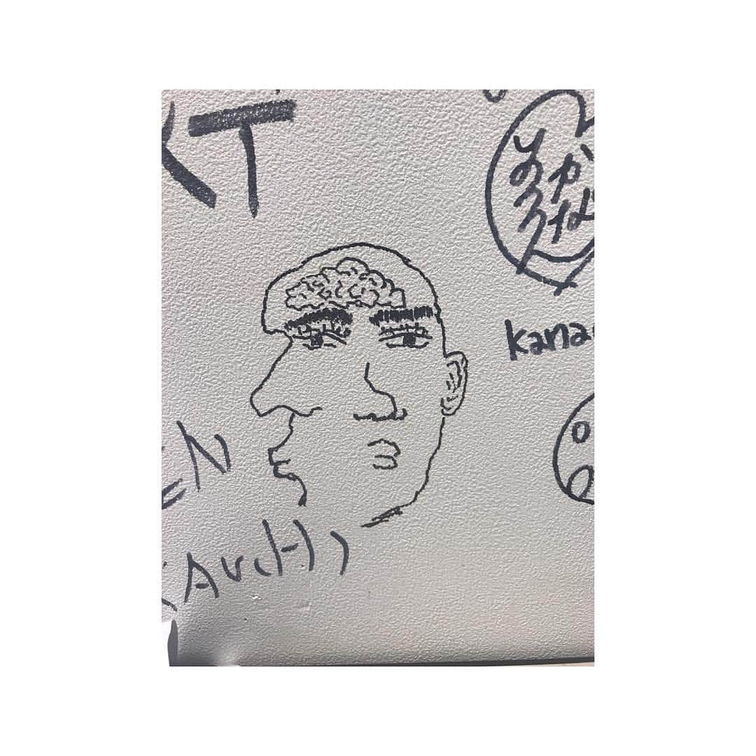 北村匠海さんのインスタグラム写真 - (北村匠海Instagram)「キタタクは壁に絵を描いてるよ。 現場のやべくーん？ #神戸 #なう #TLM」10月19日 17時57分 - take_me_1103