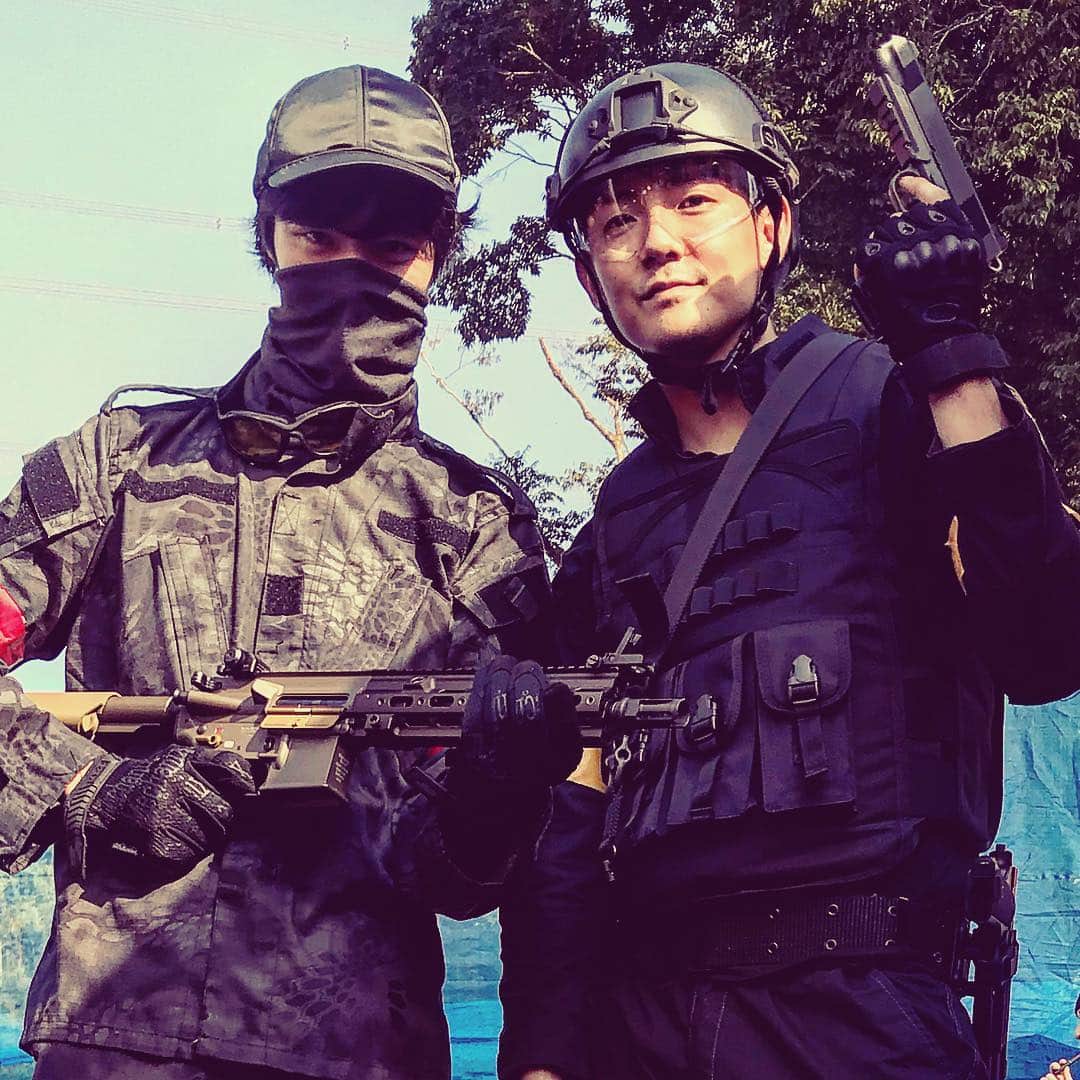 長田成哉のインスタグラム：「3度目のサバゲーにて。 事務所の後輩の水瀬と。 死ぬほど汗かいた。笑」