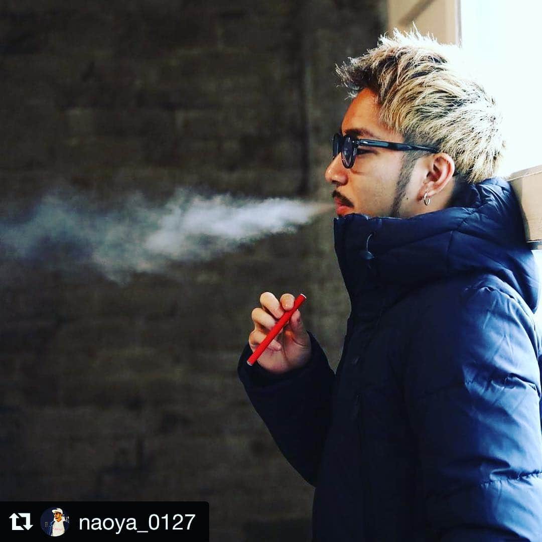 VITA'CCI_OFFICIALのインスタグラム：「#Repost @naoya_0127 (@get_repost) ・・・ gm🌞 ・ 雨ばっかり嫌やなぁー ってかちょっと更新率高くなるよー😋🙏 ・ タバコ吸いすぎたらビタミンがなくなるって知ってる？😳 そんなときにこれ😁 #vitacci  ってやつやねんけど 色んな味と香りがあって 僕はアップル吸ってるんやけど 匂いもリンゴ 味もリンゴでまじうまい❤️ しかも吸うだけでビタミン取れるってやつ🤤 ・ ・ 車の中で吸っても全然臭くないから 皆んなにきぃつかわんと吸えるよー🤑🤑 (僕の車は禁煙です 笑) ・ ・ ・ ほな🙋‍♂️ ・ ・ #ootd#撮影#snapperrocks#ビタミン」