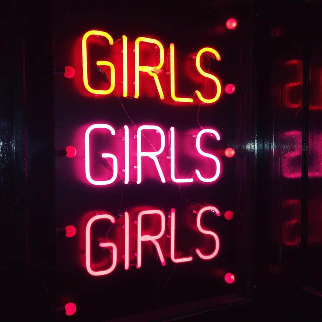 加藤玲奈のインスタグラム：「💛❤️💜 #london #neon  #girls」