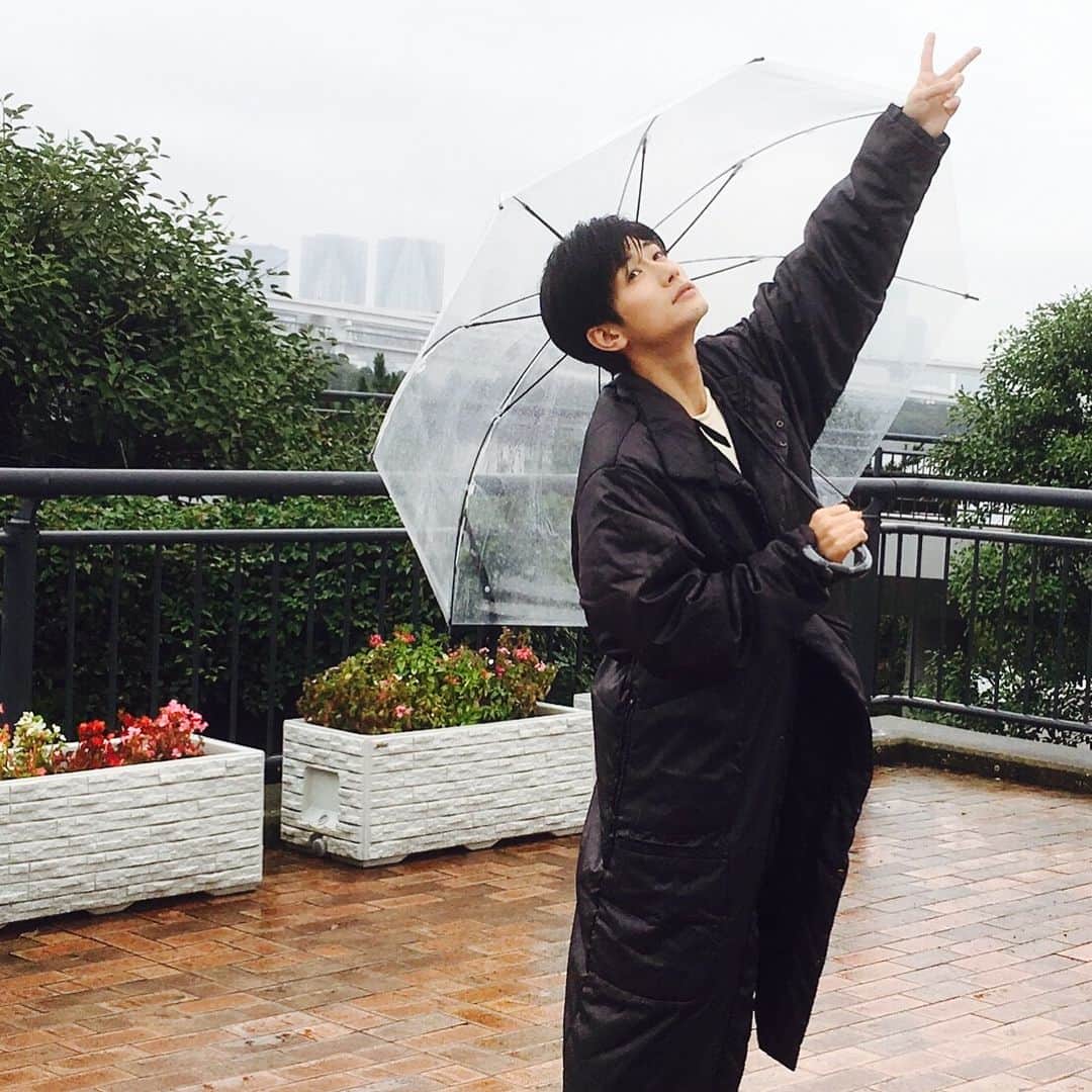 テレビ朝日「オトナ高校」のインスタグラム：「. 『 #英人さんと雨の日デートなう 』に使っていいよ . #オトナ高校  #やらみそ #テレビ朝日 #土曜ナイトドラマ #三浦春馬 #チェリート #🍒 #憂鬱な #rainyday #だけど #こんなにかわいい #英人さんと一緒なら #雨でもかまわん #もっと降れ🙆💓 #ベンチコートから #のぞく手 #あぁたまらん🤦‍♀️💓 #みなさん #萌え袖 の #季節ですね #みなさん #とてもいい季節が #やってきますね #たくさんたくさん #撮り溜めていきたいと思います😏」