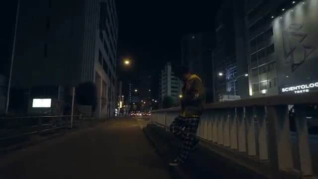 石川涼のインスタグラム：「アーティストRYKEYの復帰第一弾「Walk」のPV衣装をギャルから通行人、おじいちゃんおばあちゃんまでエキストラ全員LEGENDA @legenda_tokyo ！  カッコいいぜRYKEY @___rykey___  空白の1年を経て放つRYKEY待望の復帰作。 ラッパーのRYKEYが空白の1年を経て待望の復帰作となるEP『CHANGE THE WORLD』をManhattanRecordsからリリースする。フィーチャリング・アーティストにSALUとJP THE WAVYが参加。プロデューサーには1st Album『Pretty Jones』を手掛けていたJIGGを中心にSWEET WILLIAM、A-KAYが楽曲を提供している。CDはタワーレコードとマンハッタンレコード限定で販売、先日MVが公開になったアパレルブランド「LEGENDA」とのコラボソング"WALK"がボーナストラックとして収録されている。 ---------------------- アーティスト：RYKEY (リッキー) タイトル：CHANGE THE WORLD (チェンジ・ザ・ワールド) 発売日：2017年11月8日(水) ※タワーレコード＆マンハッタンレコード限定発売  RYKEY (リッキー)とは 1987年、日本人の父とケニア人の母から生を授かり、東京都八王子で生まれる。 夜な夜な窓から抜け出して見た、キラキラした世界に魅了され、中2で地元のギャングの一員に。17歳の頃、八王子にあるClubでギャングの先輩のライブを見て”これなら俺の方が…”と思いRAPを始める。2008年、現在RYKEYをプロデュースしている”JIGG”と出会い、共に楽曲制作を始める。2012年AKLOの代表曲”Red Pill”のRemixにSALUと参加しその名を広め、2015年6月には待望の1st Album 「Pretty Jones」をリリース。1st Albumのリリースから5ヶ月と言うスピードで2nd Album「Amon Katona」をリリースし、自身の夢でもあった、ラジオ冠番組『RYKEYと愉快な言葉達』放送開始。2016年にはSIMON”eyes”にKANDYTOWNのIOと共に参加。漢a.k.a.GAMIとインターネット番組『漢たちとおさんぽ』を立ち上げる。 約1年間の空白期間を経て2017年冬、RYKEYが再始動。  #RYKEY#LEGENDA」