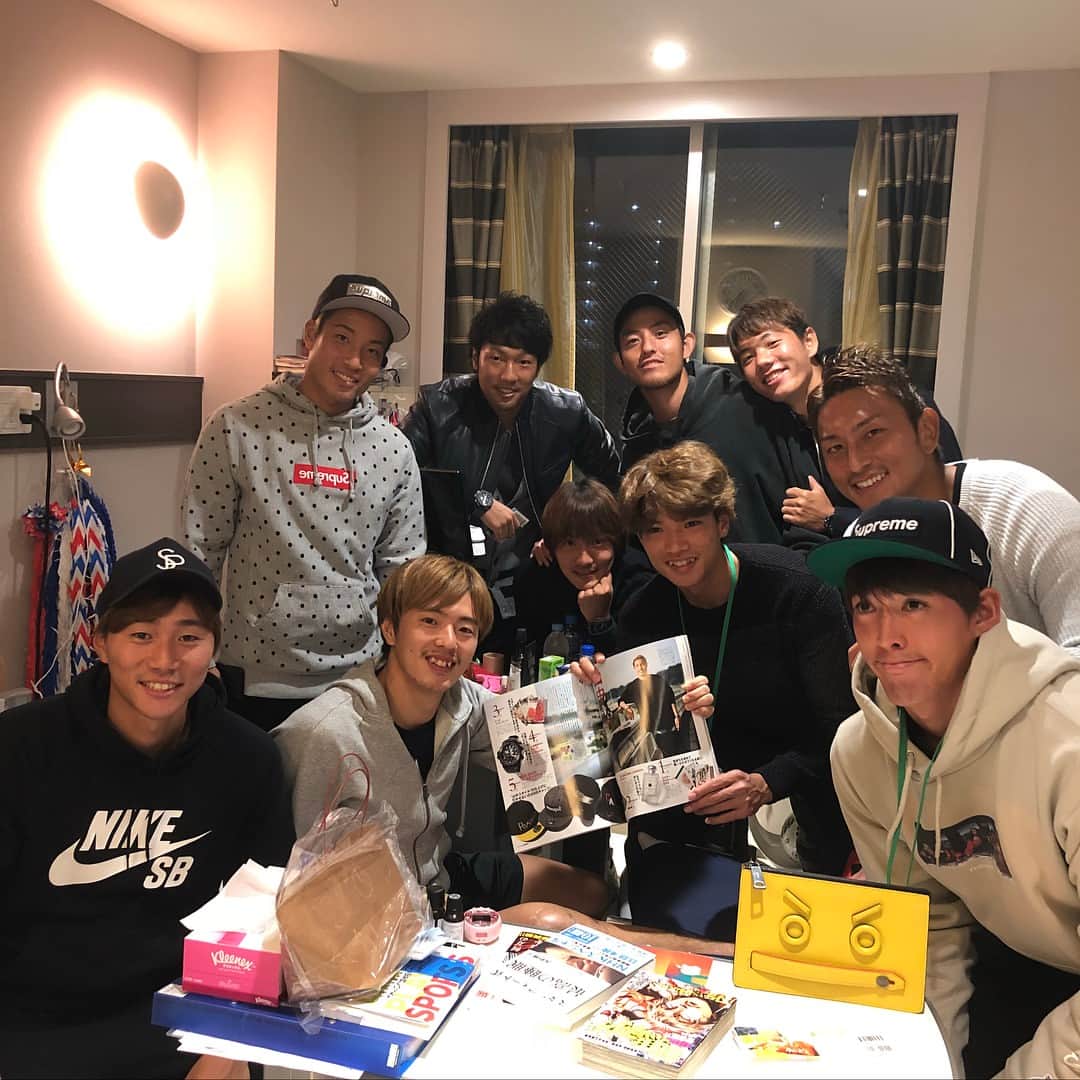 齋藤学のインスタグラム：「たくさんたくさん お見舞いありがとうございます。 大樹くん、あやきくん、翔くんと若手たち。笑 名前書くと、長くなる。 仁と、直輝と米。 大宮からアーリア氏イーニョ、和田！ マリノストレーナー三人衆 日暮さん 宮さん  佐々木さん マリノス会社から３人(^^) 通訳ゆっち 他にもきてもらってます。 写真撮ってないけど。 記者さんだったり、 アディダスの担当 矢島さん 本当に ありがとうございます。  日々のリハビリ大事にして。 がんばります。 鹿島戦頼んだぞ、勝ってくれ(^^) 納豆パワーで足治す。」