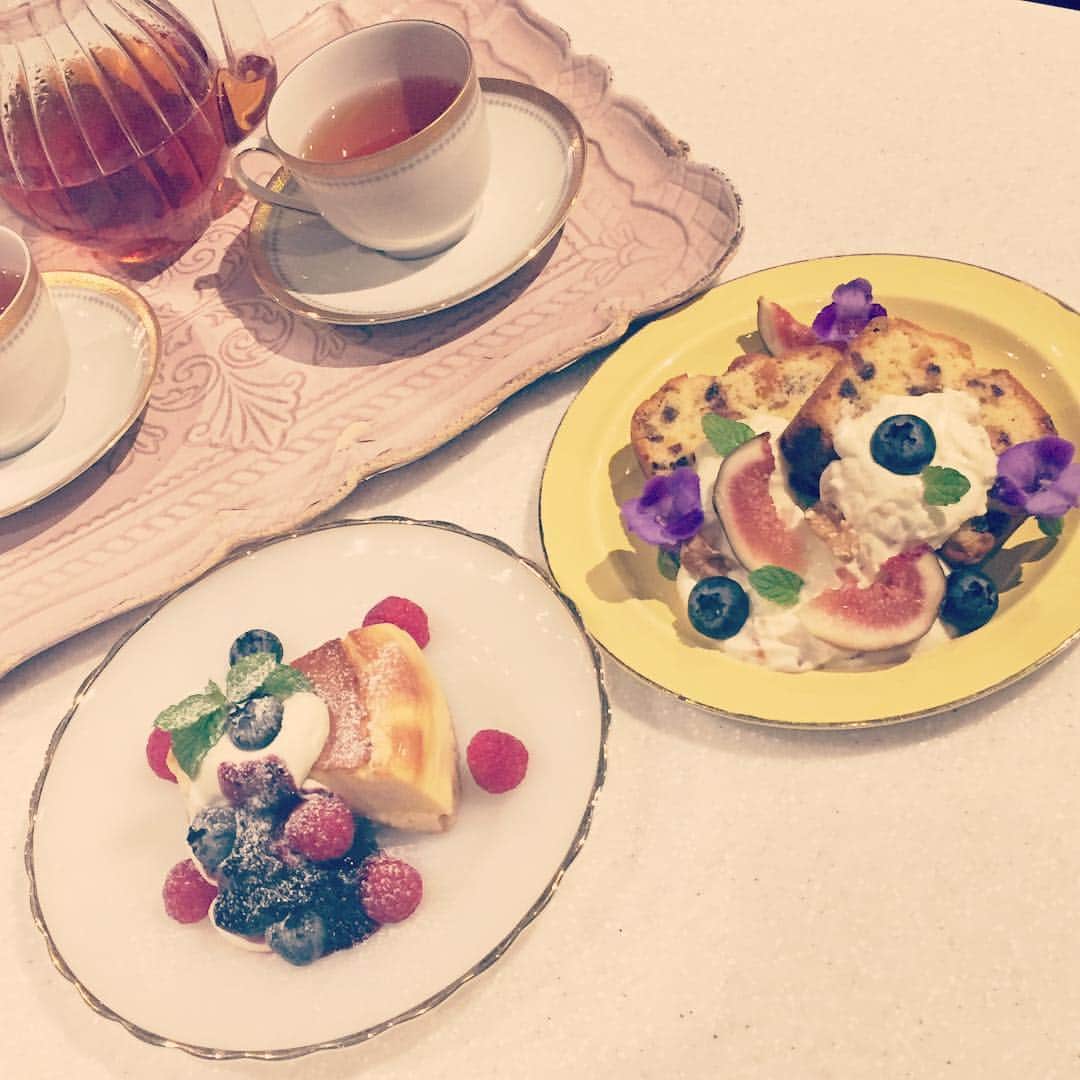トワル ド リベルテのインスタグラム：「すっかり寒くなってきましたね🍃 撮影時にケーキをご用意致しました🌟 ありがとうございます🌷🌷 ご予約も是非承ります🥞  toile de liberte ☎︎03-5708-5931 #toiledeliberte #antique #pancakes #yutenji #cafe#祐天寺カフェ #ケータリング#ホームパーティー #東京カフェ #アンティーク」