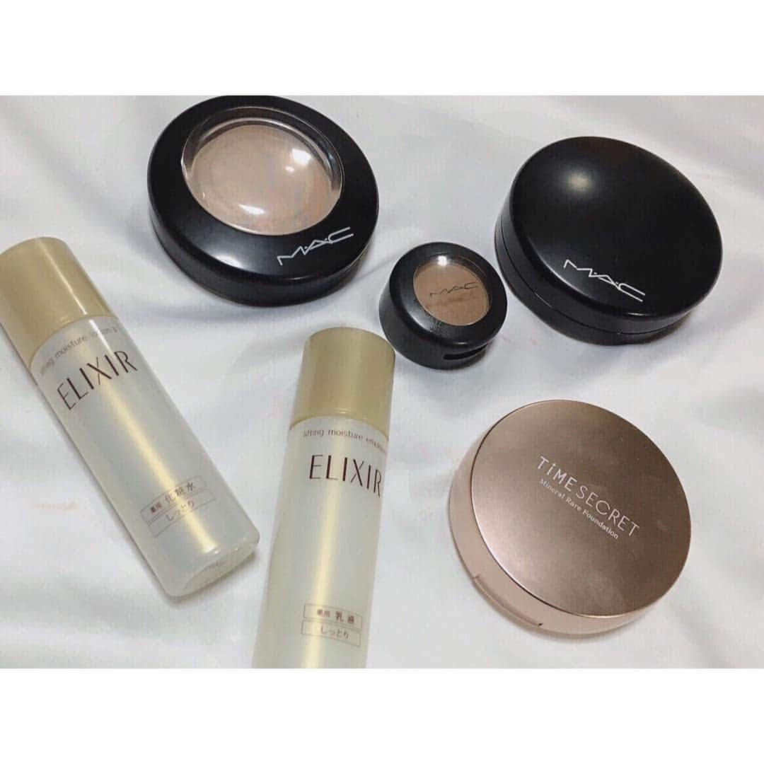 Mihoのインスタグラム：「▼ makeup . . 普段載せないコスメさんたちと、最近ゲットしたコスメさんたち💄 . (めっちゃ長くなってしまった。笑) . . まずは最近ゲットしたもの。 @msh_labo さんから新しく出た TIME SECRETのレアファンデ✧ . そもそもレアファンデ自体を知らなかったわたし。笑 . パウダーとリキッドのほんと間って感じで、見た目は練り状っぽい感じ。 . スキンケアの後、パフにとって肌にパッティングするようにのせてくだけ👍🏻 . 保湿力が高めで、SPF50+あるので、日焼け止め効果も◎ . つけた感じはサラッと仕上がるなという印象。 わたし的には、クッションファンデの方がしっとりして好きかも。笑 . カバー力は結構ありました✨ . . そして、ELIXIRの化粧水と乳液。 これはお試しサイズʔ•̫͡•ʕ . わたし肌弱くて、イプサとアクアレーベルは使ったあと、何日か顔全体に赤い発疹できて肌に合わなかったんです。 . イプサは基礎化粧品、結構評判良いし、肌診断もしてもらって購入したんですが、それでも合わずで、基礎化粧品は評価高くても自分に合うか合わないかは使ってみないとわからないなと実感( ；∀；) . . ELIXIRは今のとこ肌荒れもなく、肌がしっとり潤っていい感じです◎ . 価格も高すぎないし、ドラッグストアでも買えるのでしばらく使おうかなと思ってます✨ . つけた時の清涼感が気持ちよくてサッパリする( ´ ω ` ) . . . MACは3つとも毎日のメイクで使っているものです。 . 左から、 ・ミネラライズスキンフィニッシュ ライトスカペード ・スモールアイシャドウ ソバ ・ミネラライズスキンフィニッシュ ナチュラル ミディアムダーク . . ハイライトはずっと使ってるのに全然なくならなくてコスパ最強です。笑 . 肌にすごく艶が出て、綺麗に見えるので、肌が綺麗と褒められ率上がる💓 . . ソバはノーズシャドウとして使ってますʔ•̫͡•ʕ 前は3色パレットのアイブロウパウダーとかでしてたんですが、減りが偏るので単色で使えるものをと購入✨ . 肌になじみやすい色で、わざとらしくない陰影を出せます😊 . . シェーディングはミディアムダークで。 これもだいぶ底見えしてて、もーすぐなくなるので、今度はNARSのブロンザーを買ってみようか悩んでます🤔 . ミディアムダークも気に入ってますが、大きくてかさばるので笑 . . . . こんな感じです(*´ω`*) 長くなった笑 . . . . . #makeup #mac #maccosmetics #timesecret #ELIXIR #ベースメイク #スキンケア #大人の潤いレアファンデ #タイムシークレット #ファンデーション #プチプラ #メイク #コスメ #基礎化粧品 #エリクシール #ハイライト #ブロンザー #マック #ツヤ肌 #コスメ好きさんと繋がりたい #透明感」