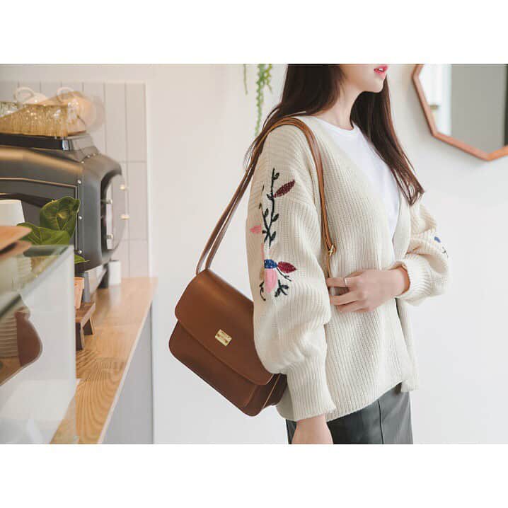 HANILOOKのインスタグラム：「- 刺繍入りニットカーディガン・全3色 →¥4,500- スリーブの刺繍デザインが可愛いニットカーディガン💓 Tシャツとデニムに合わせてもアクセントになる一枚です🙆 カジュアルに過ごしたい日に特にオススメ！ #hanilook #ハニルック #instafashion #fashion #outfit #ootd #ファッション #コーディネート #アウトフィット #コーデ  #今日のコーデ #今日の服 #カジュアルコーデ #大人カジュアル #シンプルコーデ  #ootd_kob #ニット #カーディガン #花柄刺繍 #刺繍ニット」