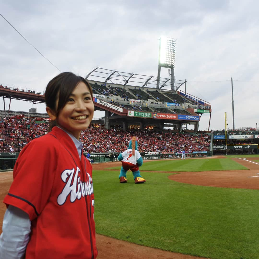 木村文子のインスタグラム：「10/21のCS戦で始球式をさせて頂けることになりました⚾️ 広島東洋カープ公式サイト http://www.carp.co.jp/news17/n-292.html  雨予報なので心配ですが、去年、投げたカープ男子山縣選手の教えを受け頑張ります‼️ #広島 #広島東洋カープ #cs #クライマックスシリーズ #カープ #vs #dena #始球式 #山縣亮太」