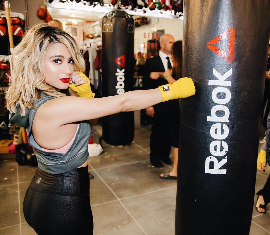 アリー・ブルックさんのインスタグラム写真 - (アリー・ブルックInstagram)「#TBT To when I kicked some serious bootay with @reebok 🥊😜💪🏽」10月20日 7時52分 - allybrooke