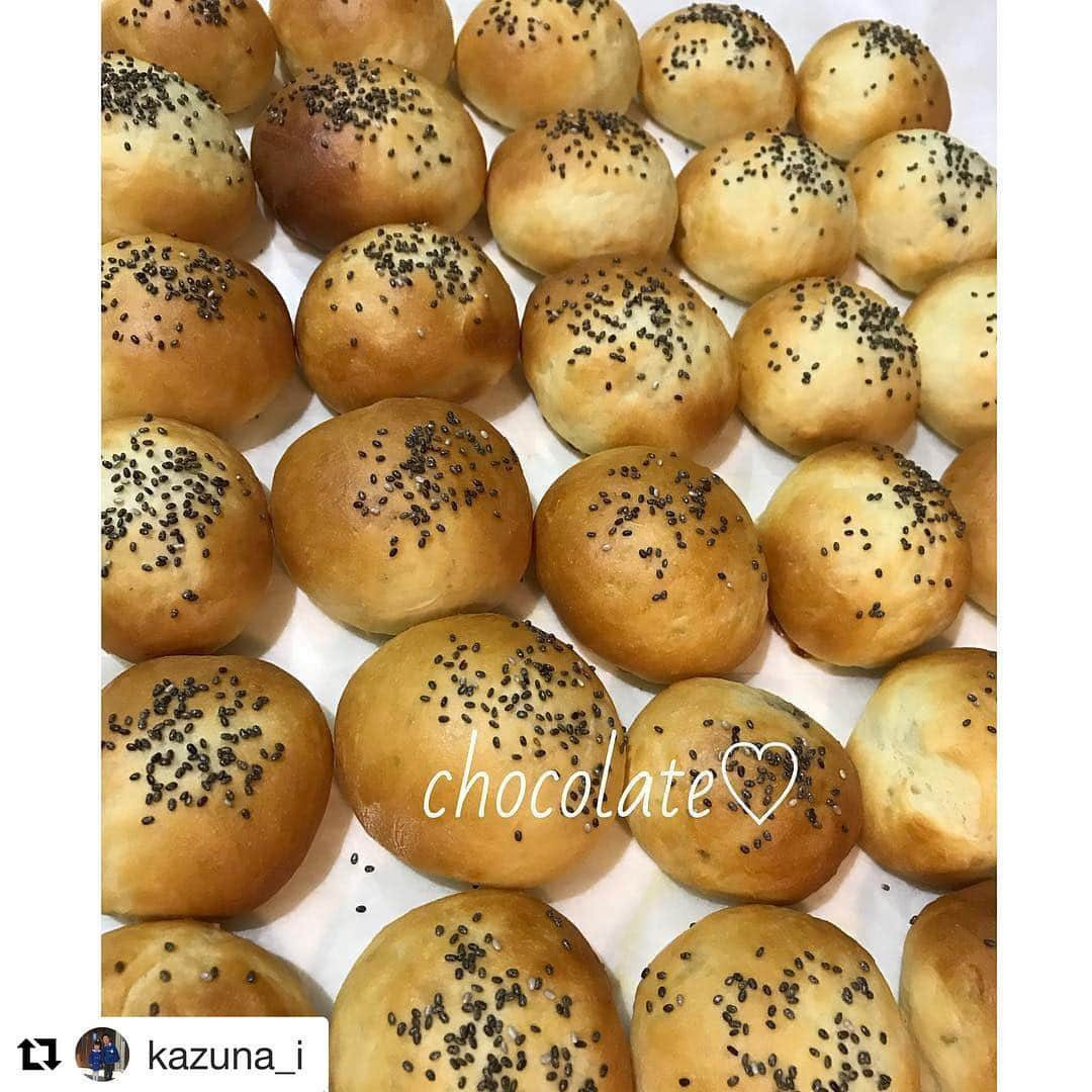 キャナ株式会社さんのインスタグラム写真 - (キャナ株式会社Instagram)「#Repost @kazuna_i (@get_repost) . @kazuna_i さんが、チアシードを使ってチョコあんぱんを作ってくださいました！ぱっと見チアシードがゴマに見えますね👀ありがとうございます⭐️ ・・・ 小さい頃から好きなチョコあ〜んぱん♡ 食べたくなって作ってみた♡ ， 表面にはゴマの代わりにチアシード♡ ， ， 「チアシードと水さえあれば人の生命は維持できる」と言われるほど栄養価の高いチアシード。 食物繊維やアミノ酸、必須脂肪酸など多様な栄養素に富んでいるそう。 ， ， 水に浸すと約15倍に膨らみ、プルプルとした食感を楽しめます。 ， ， 本来は水に浸した方がいいのかもしれませんが、そのまま食べた時の香ばしさが美味しくて♡ ， ， @canasuperfood  様から頂いた#まるごとチアシード を使用しています♡ ， ， 明日、子供たちが起きて食べてくれるといいな♡ ， ， #まるごとスーパーフード #cuoca#コッタ#クッキングラム#パティシエカメラ部no361#クオカ#私のおうちカフェ#モラタメフォト部#まんぷくオータム#delistagrammer #LIN_stagrammer#canasuperfood #チョコあんぱん#チョコパン#手作りパン#一口サイズ」10月20日 8時01分 - canasuperfood