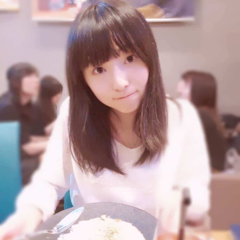 吉田有里のインスタグラム：「先日みにゃみ！こと 田中美海ちゃんが「一緒に行こー！」と誘ってくれて、 温泉むすめコラボカフェ #明神カフェ にお邪魔しました〜♨️☕️ コースター、しっかりAdharaを引く吉田。ふはは。 全部ご飯が美味しすぎてもりもり食しました！ みなみちゃんは終始、 吉田の話にツッコミながら、時にフォローしゲラゲラ笑ってくれる本当に出来た子でした。天使だなぁ👼 同じテーブルだった佐藤舞ちゃんと3人でぱしゃり📸 僭越ながら、ノート📔に感想なんかも書いちゃった！ おごちそうさまでした〜🍽 #温泉むすめ #明神カフェ #コラボは31日まで #田中美海 ちゃん #みにゃみ #佐藤舞 ちゃん #adhara #吉田有里 #こんぴら桃萌」