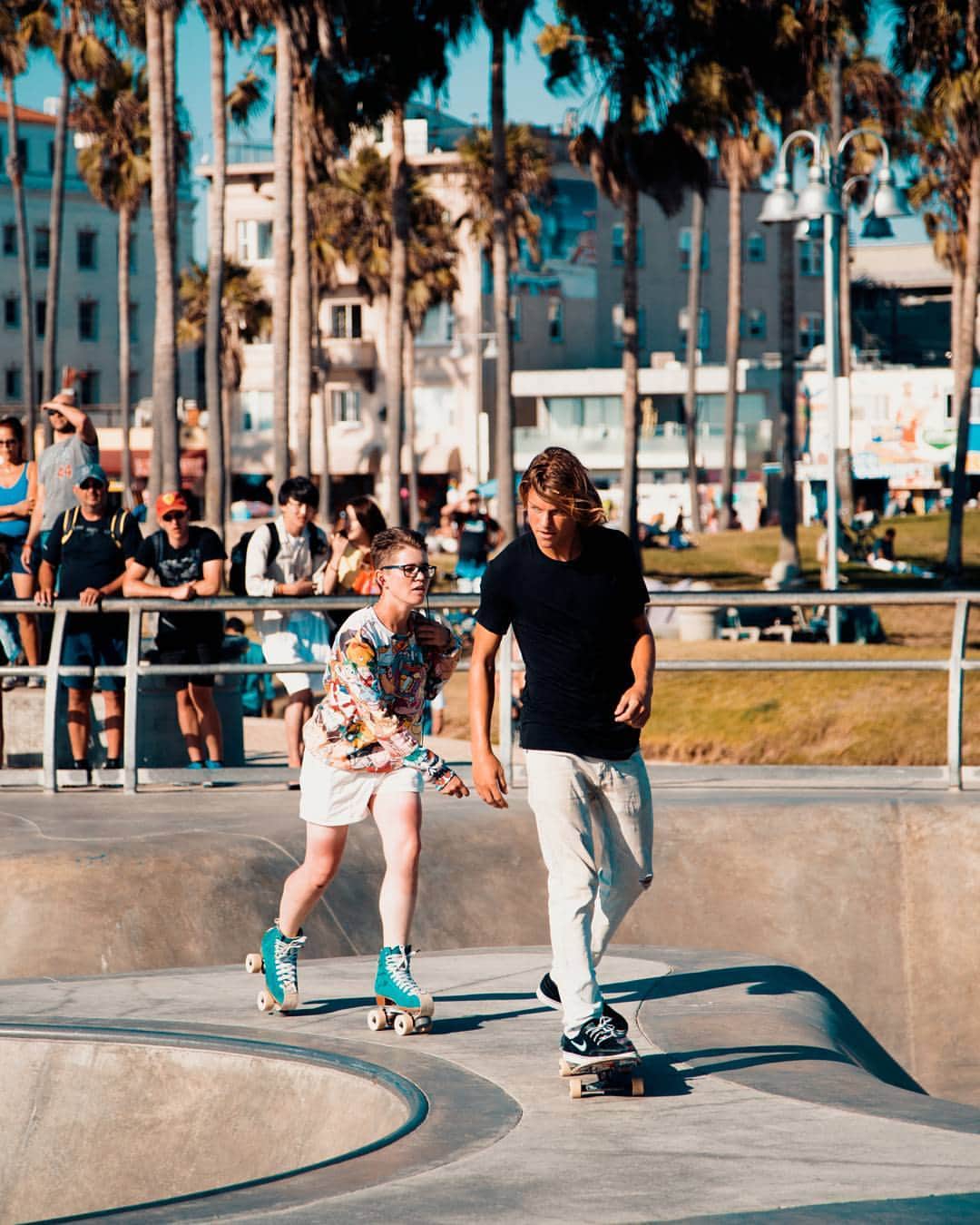 Ari Keitaのインスタグラム：「Rolloerblader💃 × Skater🕺 . . . . . #usa #losangeles #venice #venicebeach #indies_gram #indy_photolife #hueart_life #inspirationcultmag #hypelife #hypebeast #streetphotography #streetshot #8visual #streetvision #streetframe #imaginatones #streetxstory #thecoolmagazine #people #skate #skateboard #rollerblading」