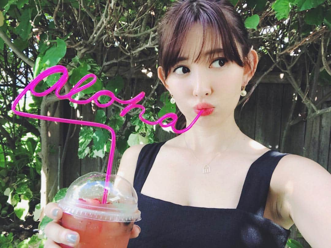 小嶋陽菜さんのインスタグラム写真 - (小嶋陽菜Instagram)「私のアナザースカイはハワイ🍹💗 買い物したり、思い出の場所にも行ってきました。 タイミング良く、私にとって大切な人たちと一緒に過ごせたハワイ。リラックスしながら撮影できました❤️ 今夜23:30から😘  そして、その前に💕 21:30〜ラインライブ生配信するので、チェックしてね❤️」10月20日 19時22分 - nyanchan22