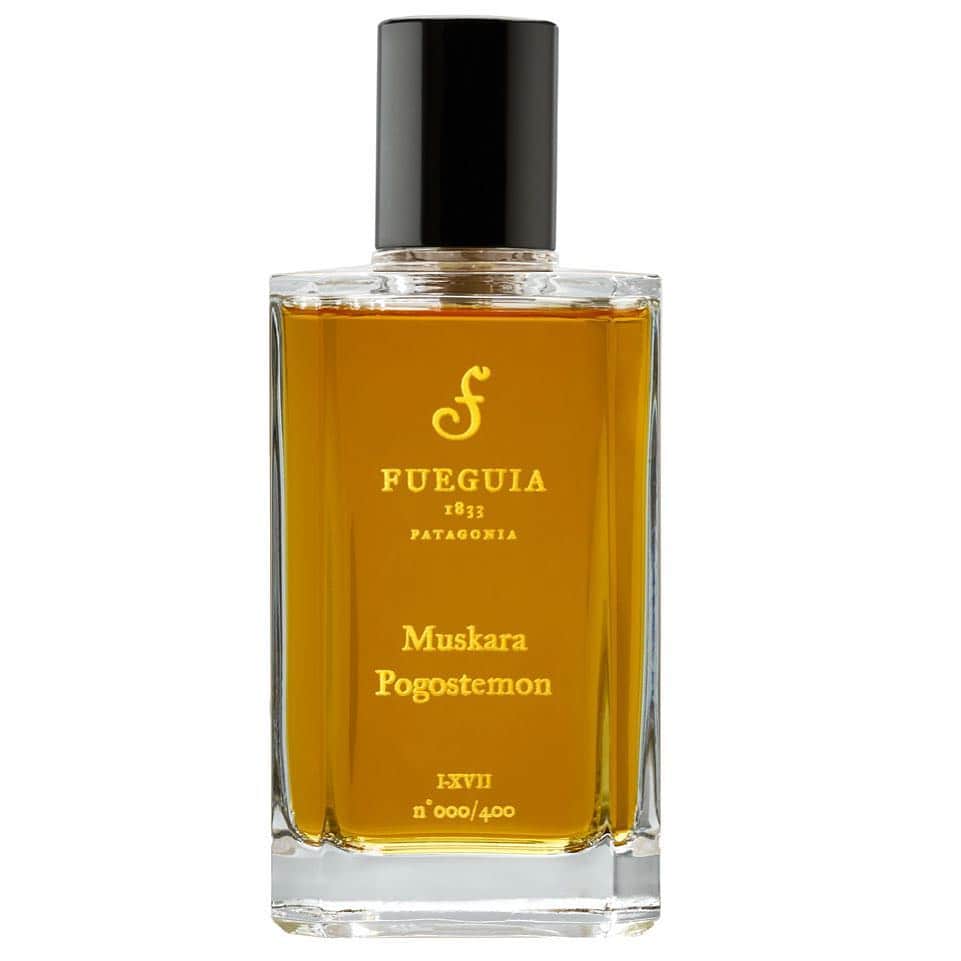 Fueguia Japanのインスタグラム：「Muskara Pogostemon （ムスカラ ポゴステモン）  FAMILY : FLORAL & GREEN KEY NOTE : 1.Pheromone Family 2.Pogostemon Cablin (Patchouli)  35年熟成させたパチュリのエッセンスを使用。  発売日：2017年10月27日（金）  #fueguia @fueguia1833 @julianbedel #muskara #patchouli #pogostemon」