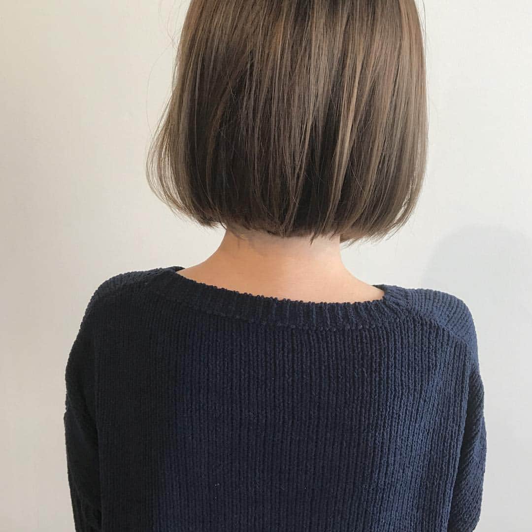 TWiGGY×ピクサムFのインスタグラム：「model Before/新生部2㎝/既染部/8トーン/普通毛/女性像（ナチュラル/大人っぽい） ・ □CBe14:C-LA9:ファイバープレックス（4:1:5%）OX6%3倍 ワンメイク ・  明るめのグレージュ系を希望。 コントロールカラーを入れることで、ハイトーンでもしっかり色味が入ります。 ・ #ファイバープレックス #グラデーションカラー #セレクトベージュ #ピクサムカラー #クールベージュ #ハイライト #バレイヤージュ #ハイライト #内巻き #ワンカール  #巻き髪  #外国人風 #外国人風カラー #美容師  #hair #haircolor #schwarzkopf #シュワルツコフ  #igora #igoraroyal  #スーパーナチュラル」