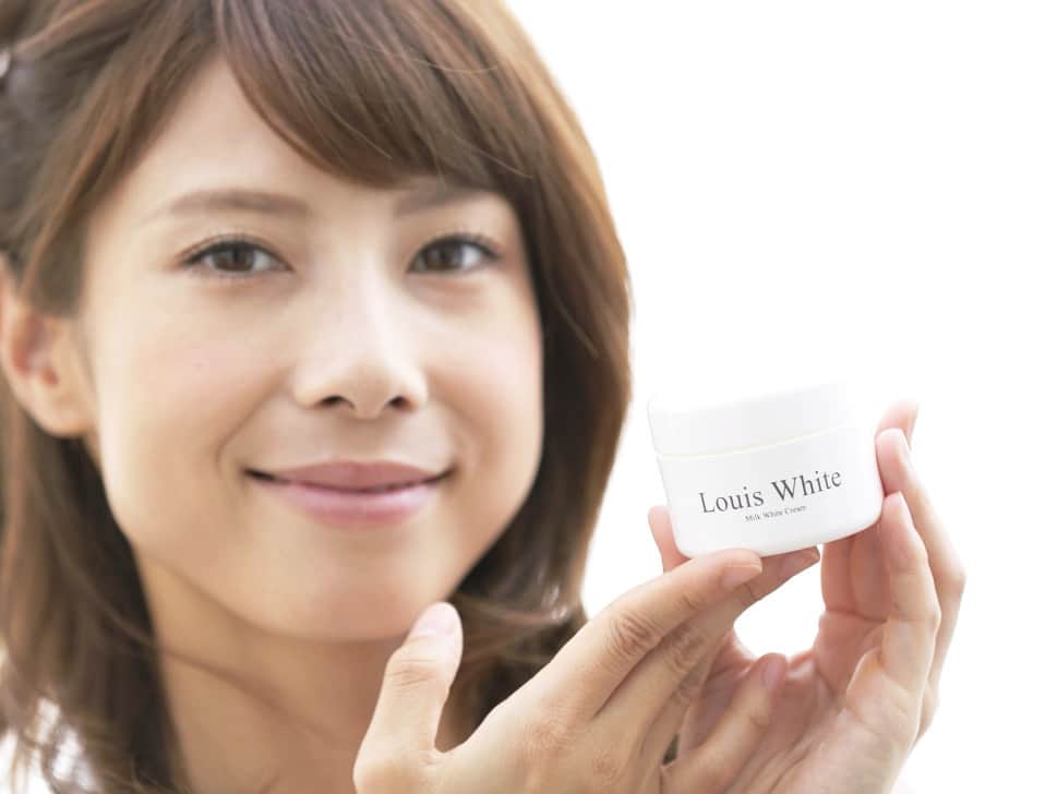 美的生活百貨のインスタグラム：「秋の肌は『シミ製造工場』？秋のスキンケアで美白肌が決まる！ https://goo.gl/nG9xcX  お肌をたっぷり潤わせながら、自然な美白を目指すこちらのクリーム 今話題の、白肌蘇生発酵乳液が配合された大注目美白アイテムです。 【白皮蘇生】【ＵＶカット】【トーンＵＰ】【リフトアップ】 ４つの効果を同時に実現！ さらに特殊なスキンラッピング作用で たった６０秒で肌の色を美しい色白に変えてくれます♪ シミそばかすも、角質奥で色の根っこから強力補正☆ この秋見逃せないクリアホワイト乳液です♪  #アンチエイジング #美白 #美容マニア #スキンケア #美容 #美肌 #シミ #ウユクリーム #美白クリーム #美白になりたい #follow4follow #f4f #like4like #likeforlike #l4l #相互フォロー #フォローバック」