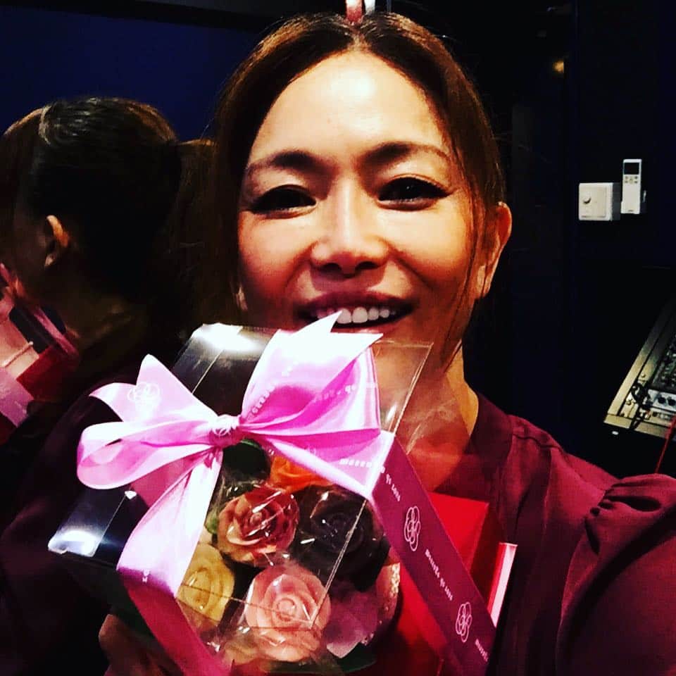 青田典子さんのインスタグラム写真 - (青田典子Instagram)「ギターリスト ちげさんと、11/4 ガールズトーク「LOVE&LIVE」に向けてリハーサルをしました。チゲさんから「お誕生日でしたよね✨」と可愛いお花のチョコを渡されました💕ありがとう〜〜( *´艸｀)✨」10月20日 15時45分 - norikoaota