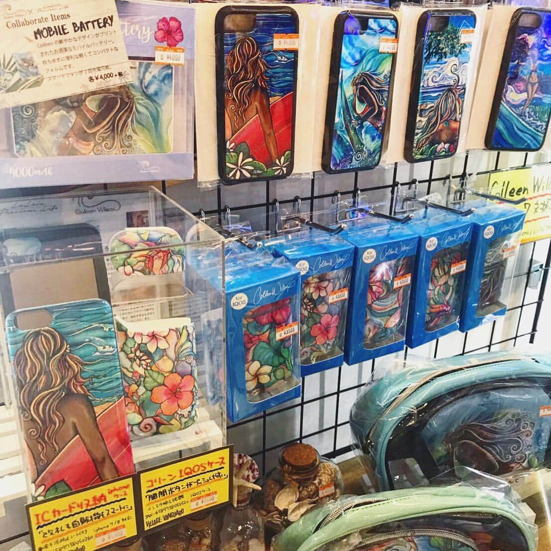 ラレイアのインスタグラム：「🌴 @colleenwilcoxart × @laleia_official #アイコスケースが #ヴィレッジヴァンガード +plus イオンレイクタウンmori店にてついに販売開始✨ アイコスをお洒落に変えてくれて保護してくれる一押しアイテムです😌‼︎ お近くの方は是非お立ち寄りください☺️🌺 ・ ヴィレッジヴァンガード+plus イオンレイクタウンmori 048-990-1232 ・ ・ こちら #楽天 サイトでも近日販売予定です！ お楽しみに😍💓 #colleen#colleenwilcox#colleenwilcoxart#laleia#hawaii#instagood#goods#aloha#surf#beach #new#ラレイア#ヴィレッジ#ヴィレヴァン#越谷#サーフ#ビーチ#ハワイ#アイコス#iqos」